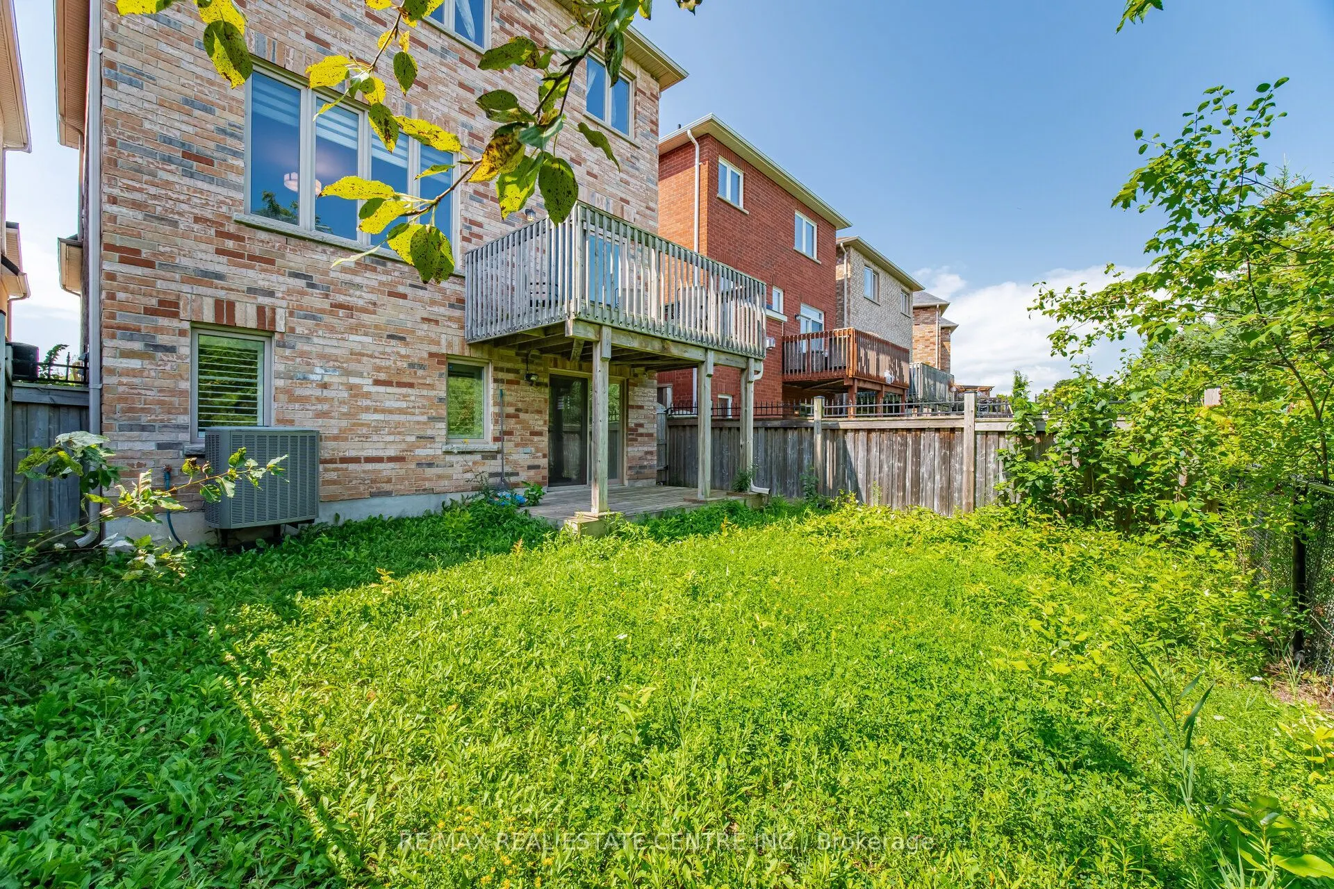 2425 QUETICO Crescent