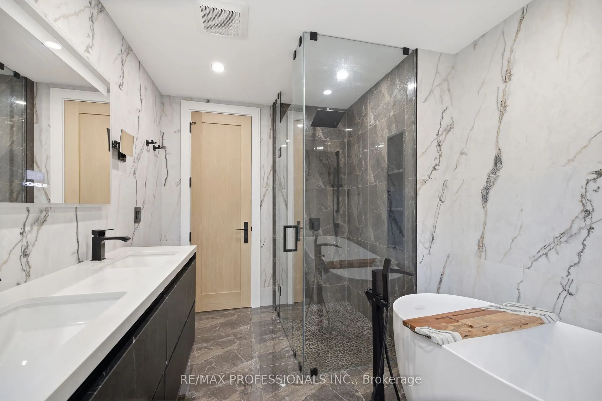 3328 Riverspray Crescent