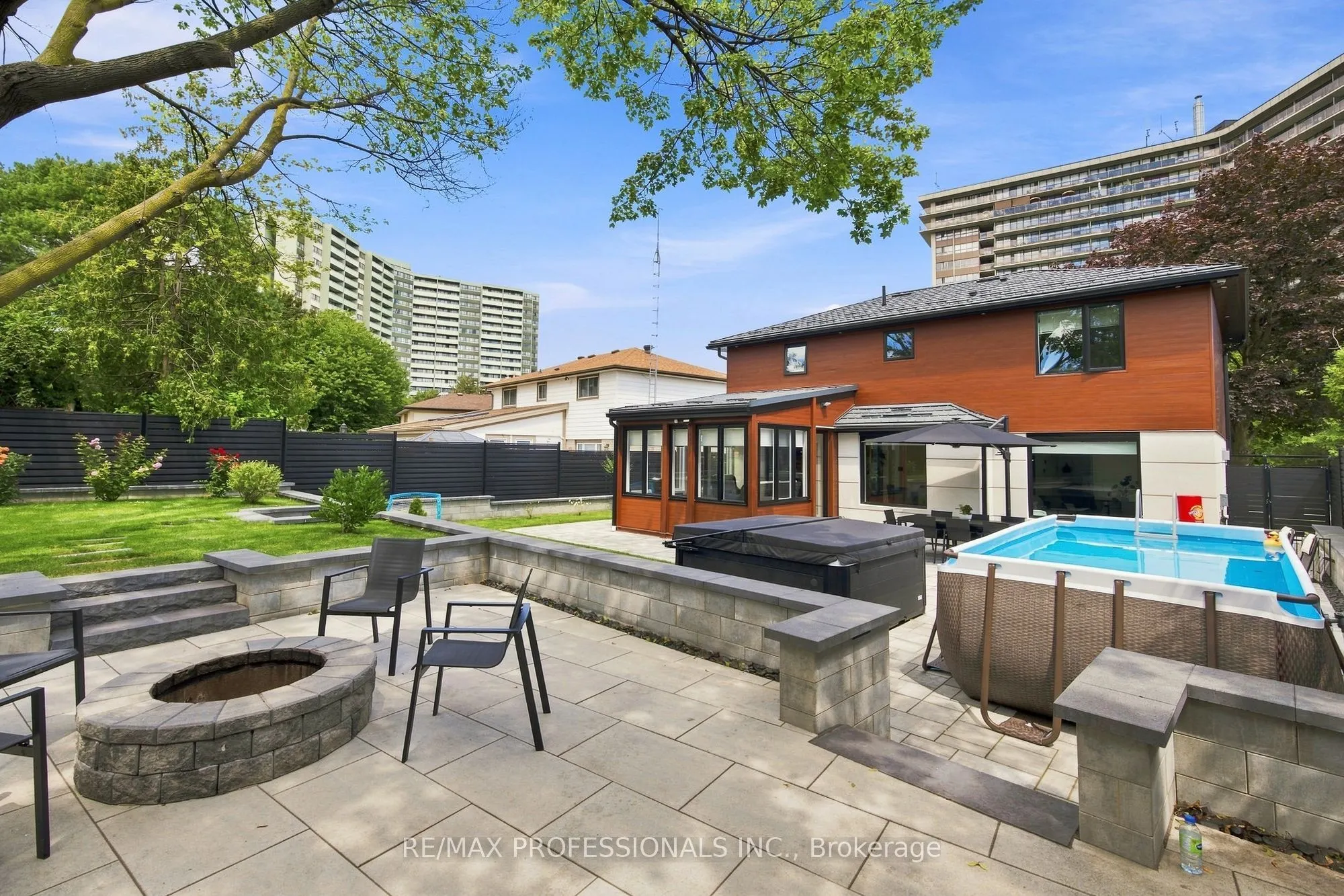 3328 Riverspray Crescent
