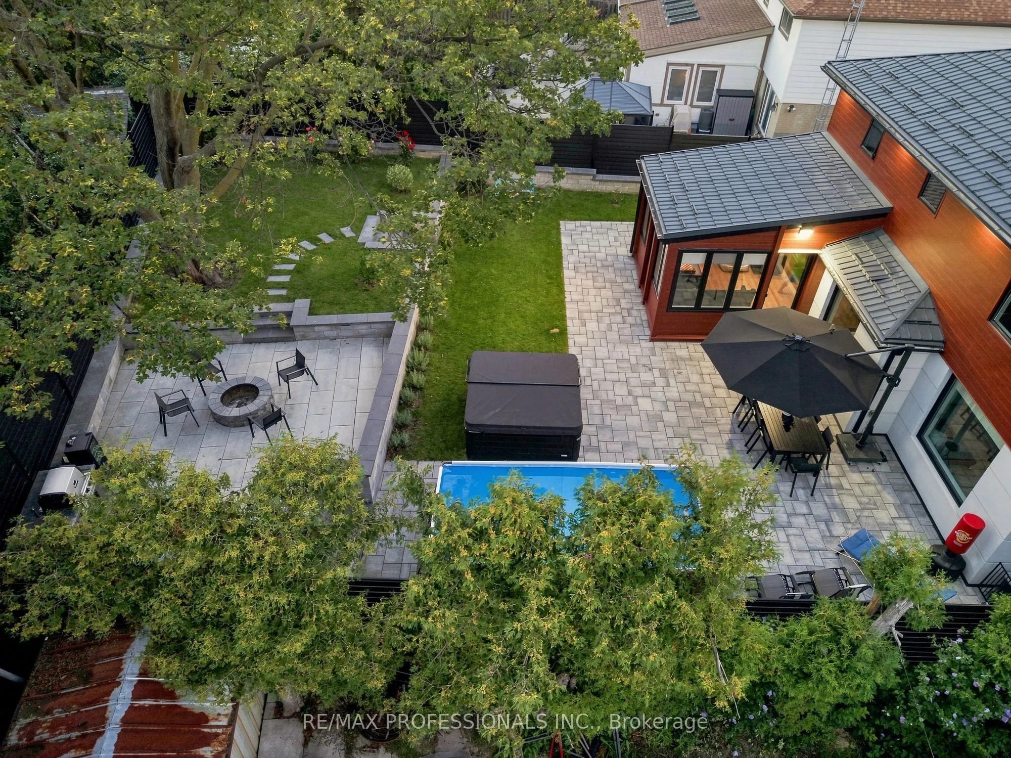 3328 Riverspray Crescent