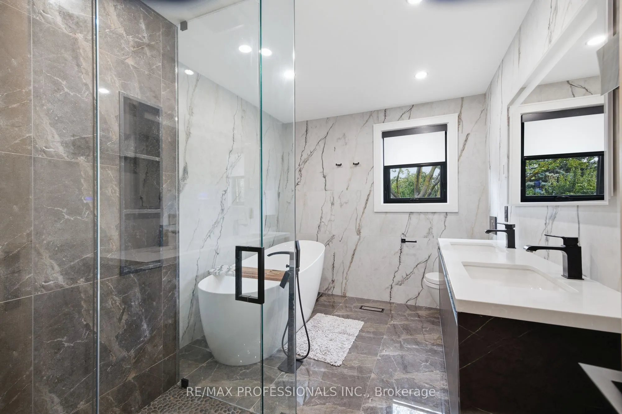 3328 Riverspray Crescent