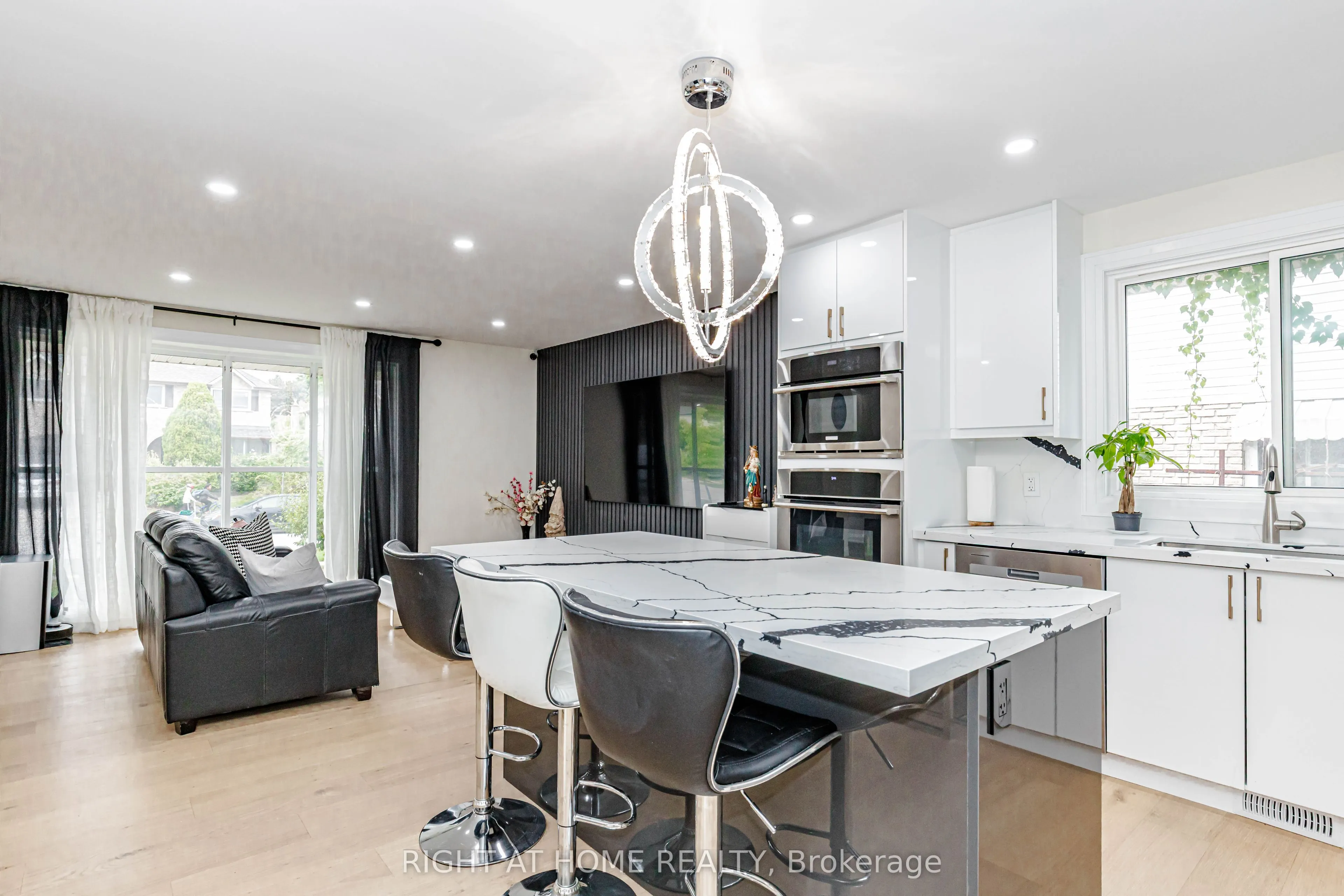 2358 Arnold Crescent