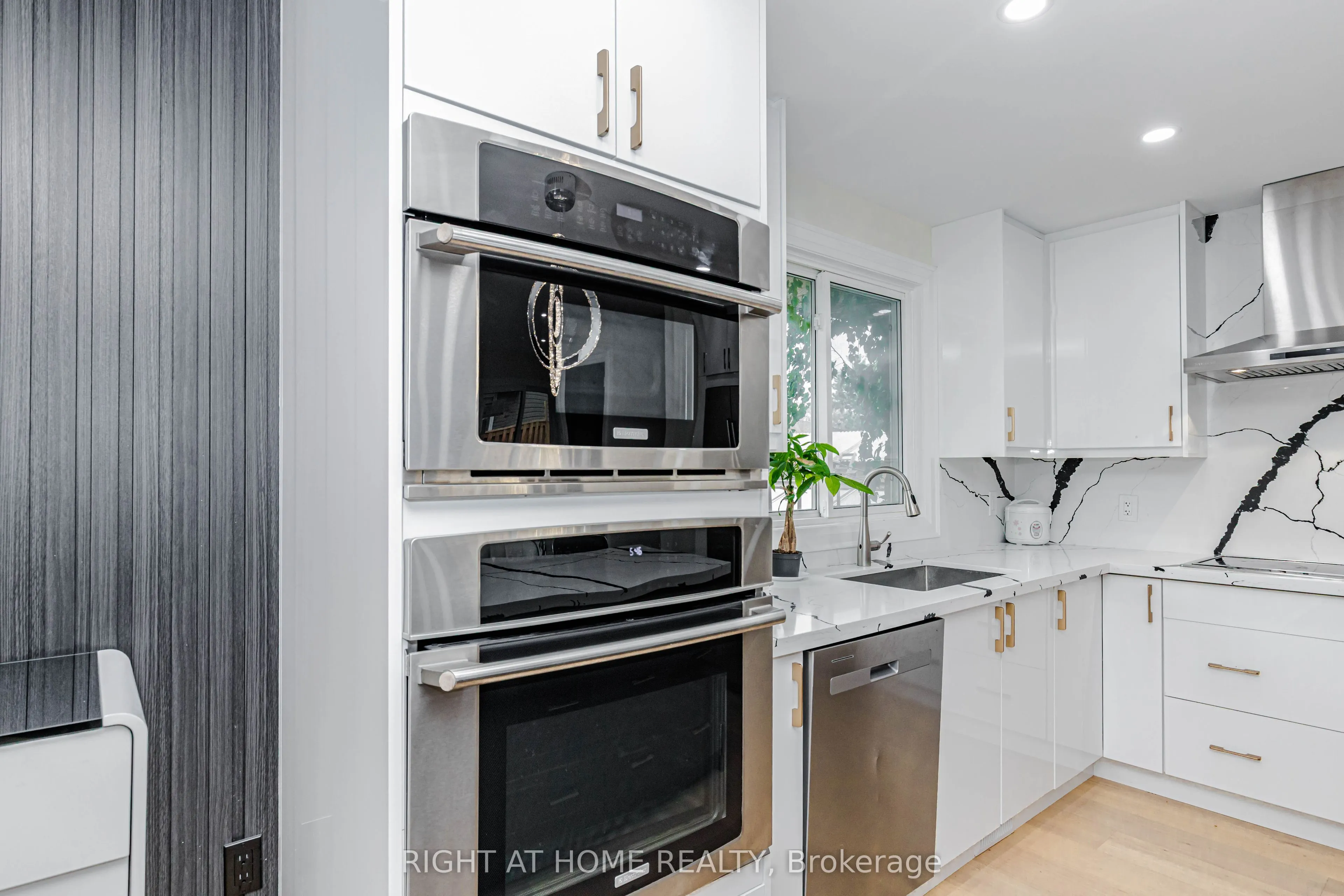 2358 Arnold Crescent