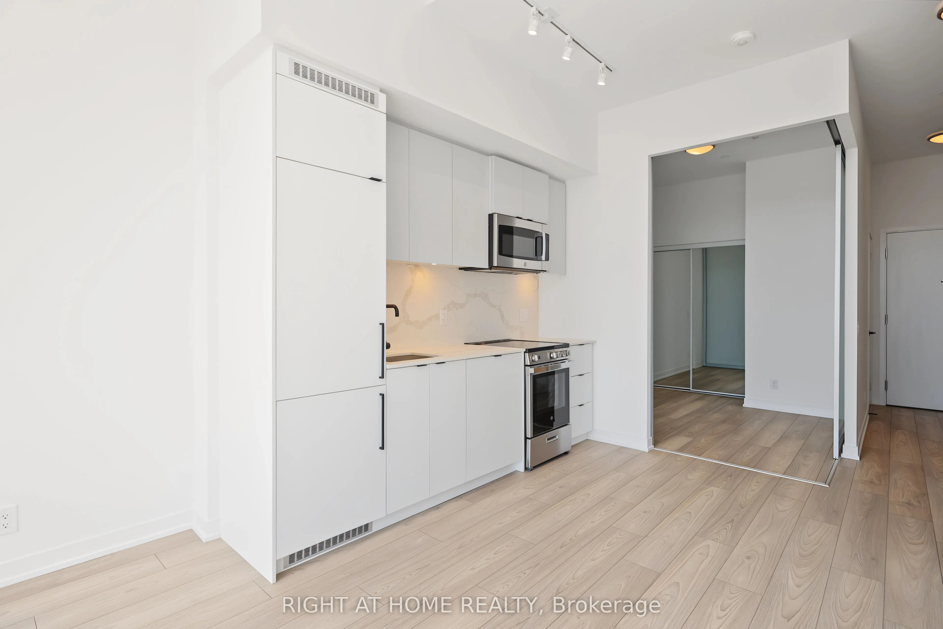 285 Dufferin Street #421