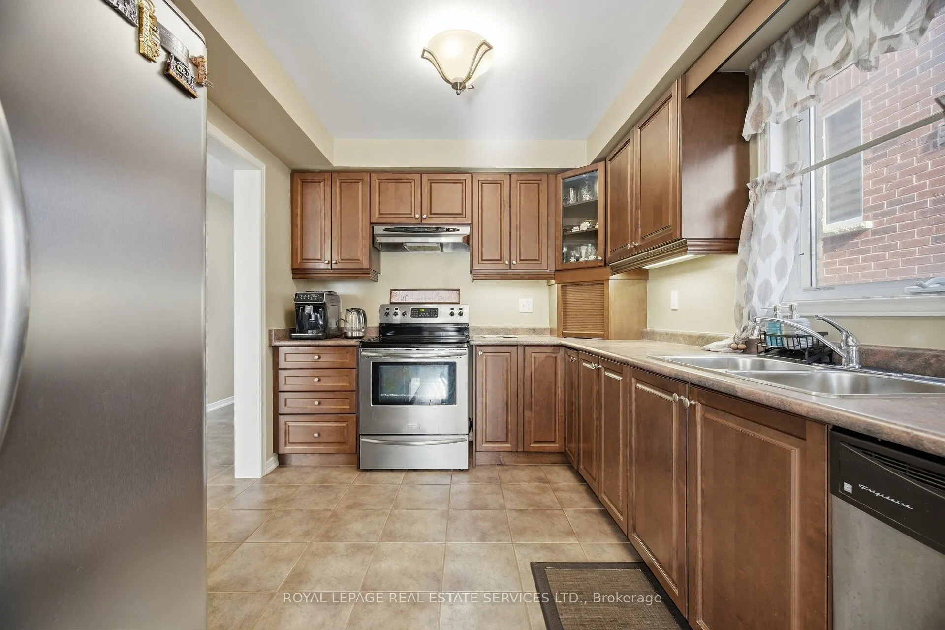 332 Duncan Lane N