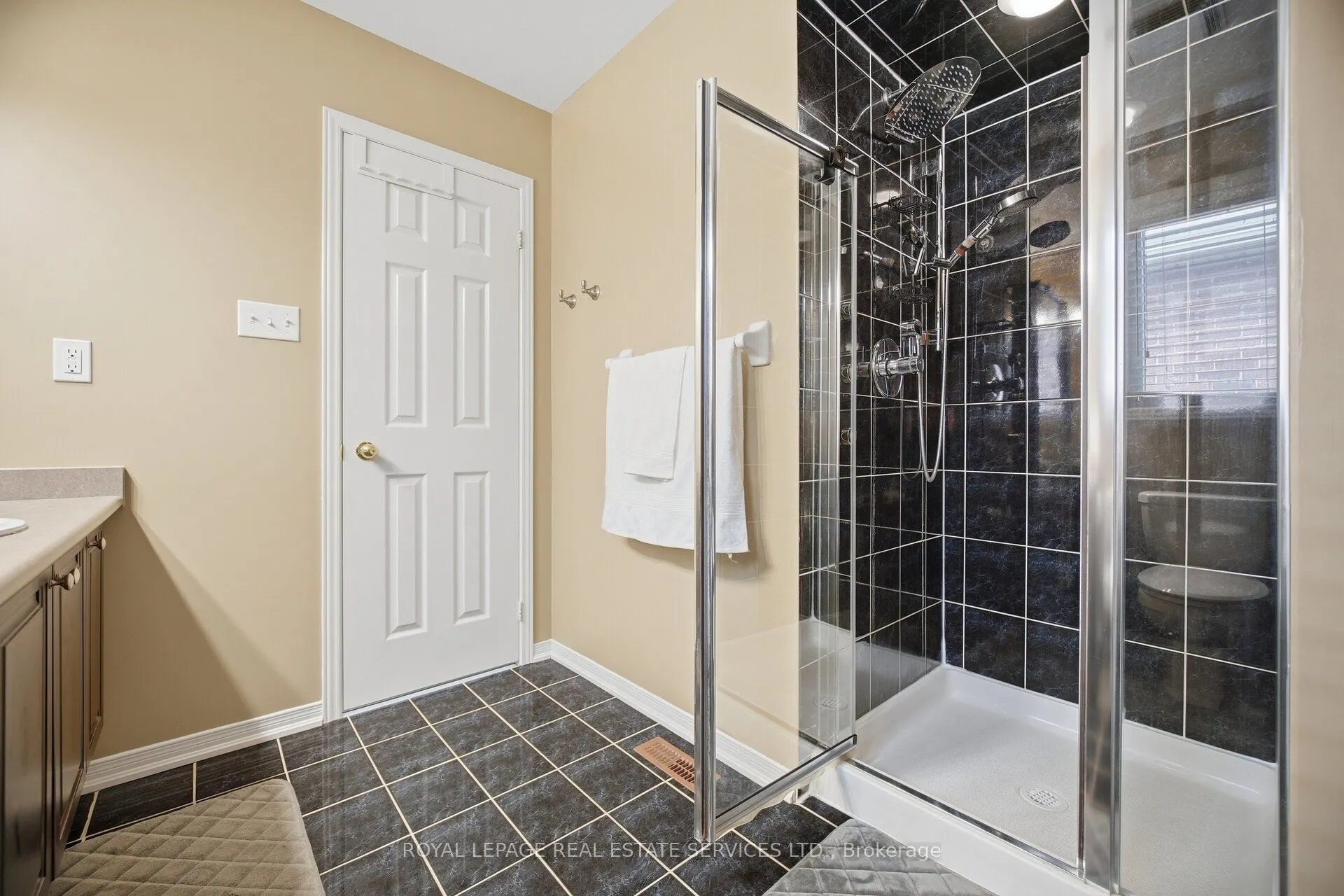 332 Duncan Lane N