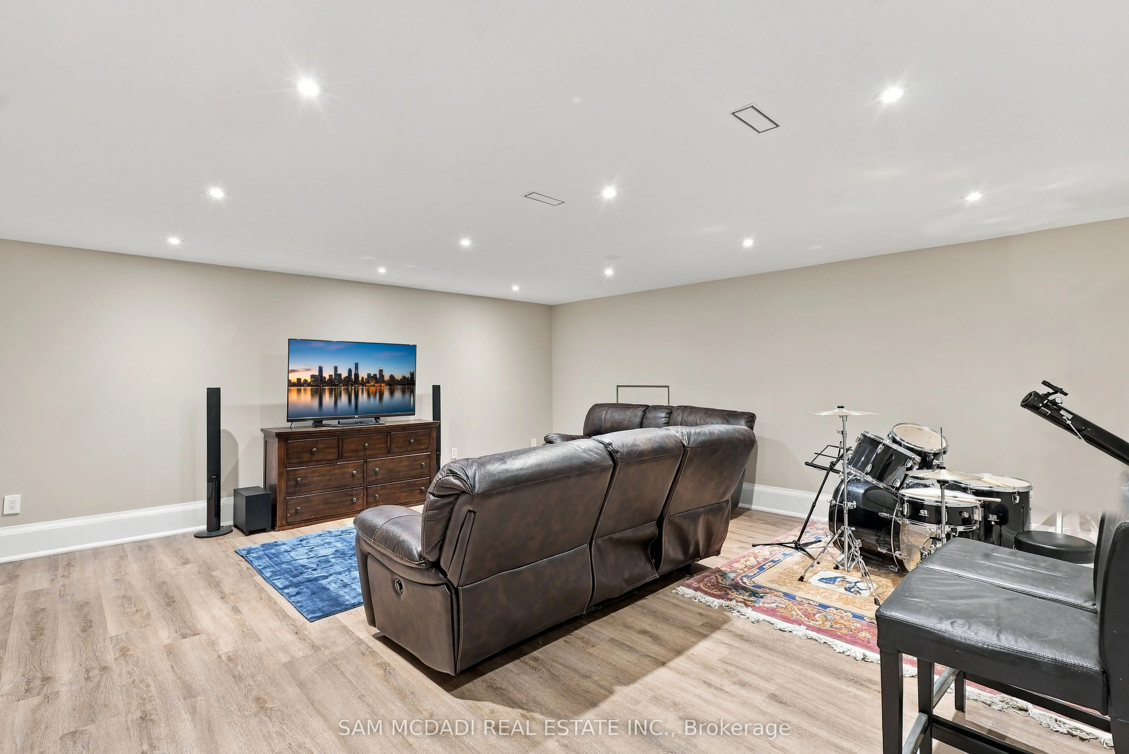 902 Parkland Avenue