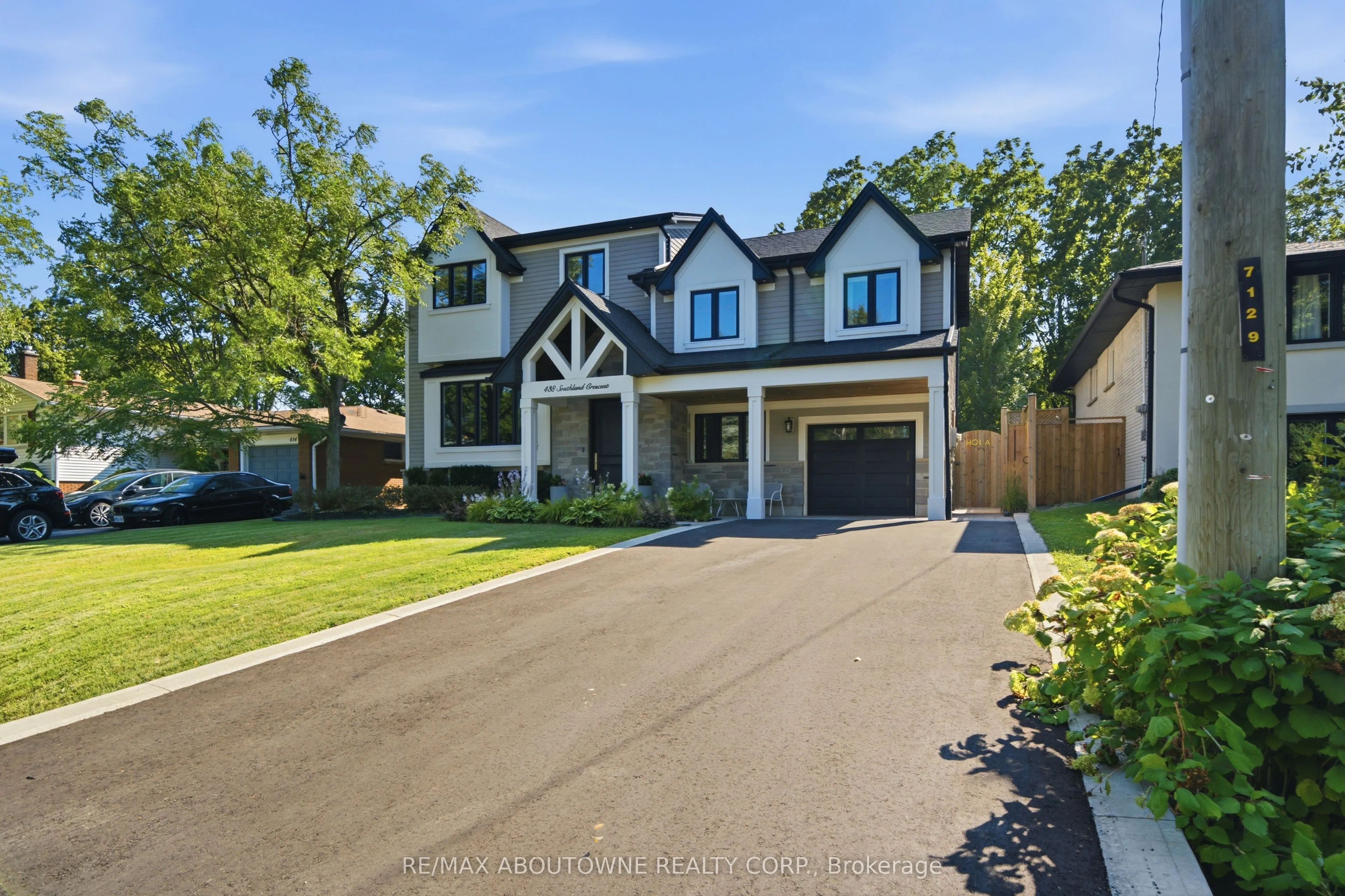 438 Southland Crescent