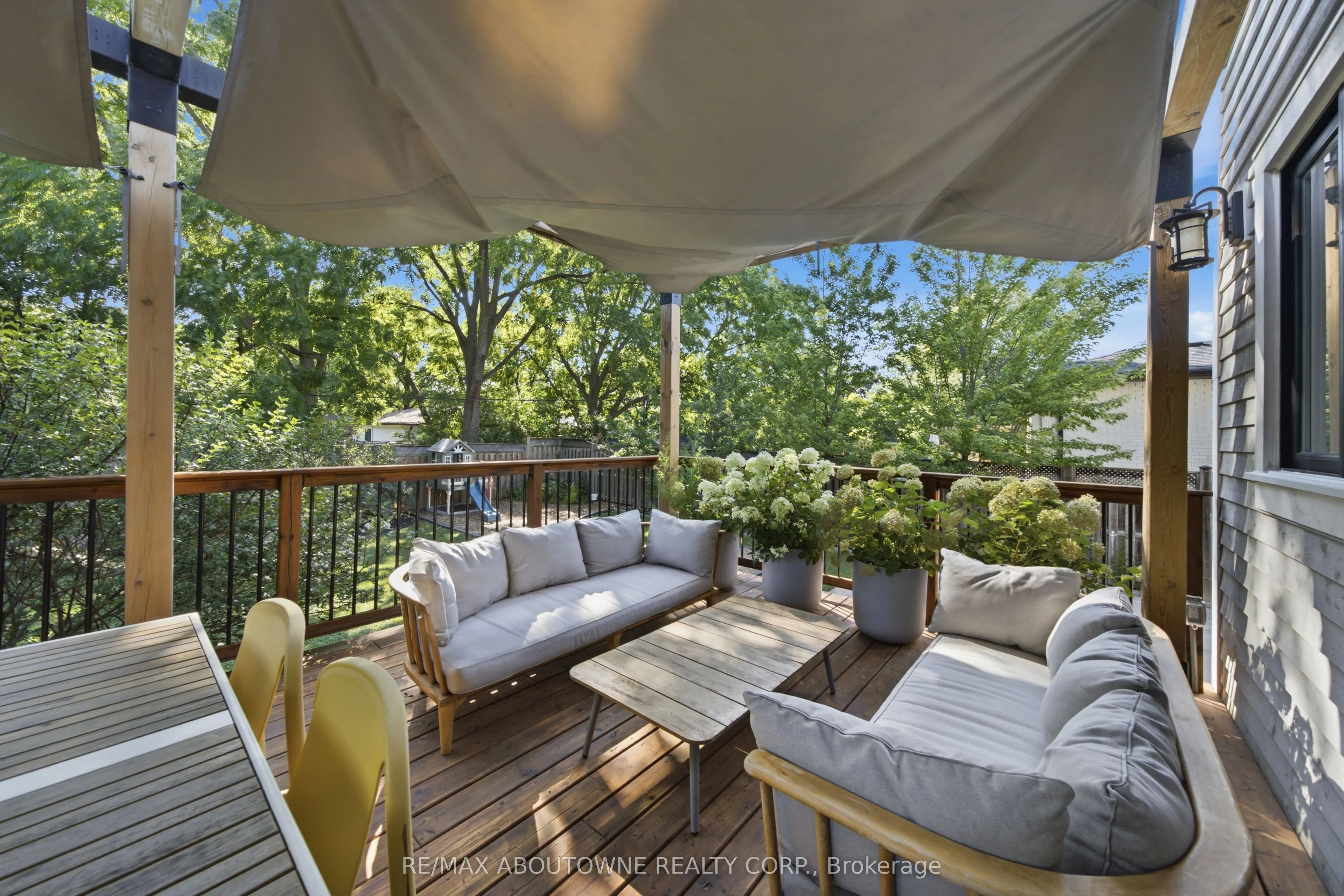 438 Southland Crescent