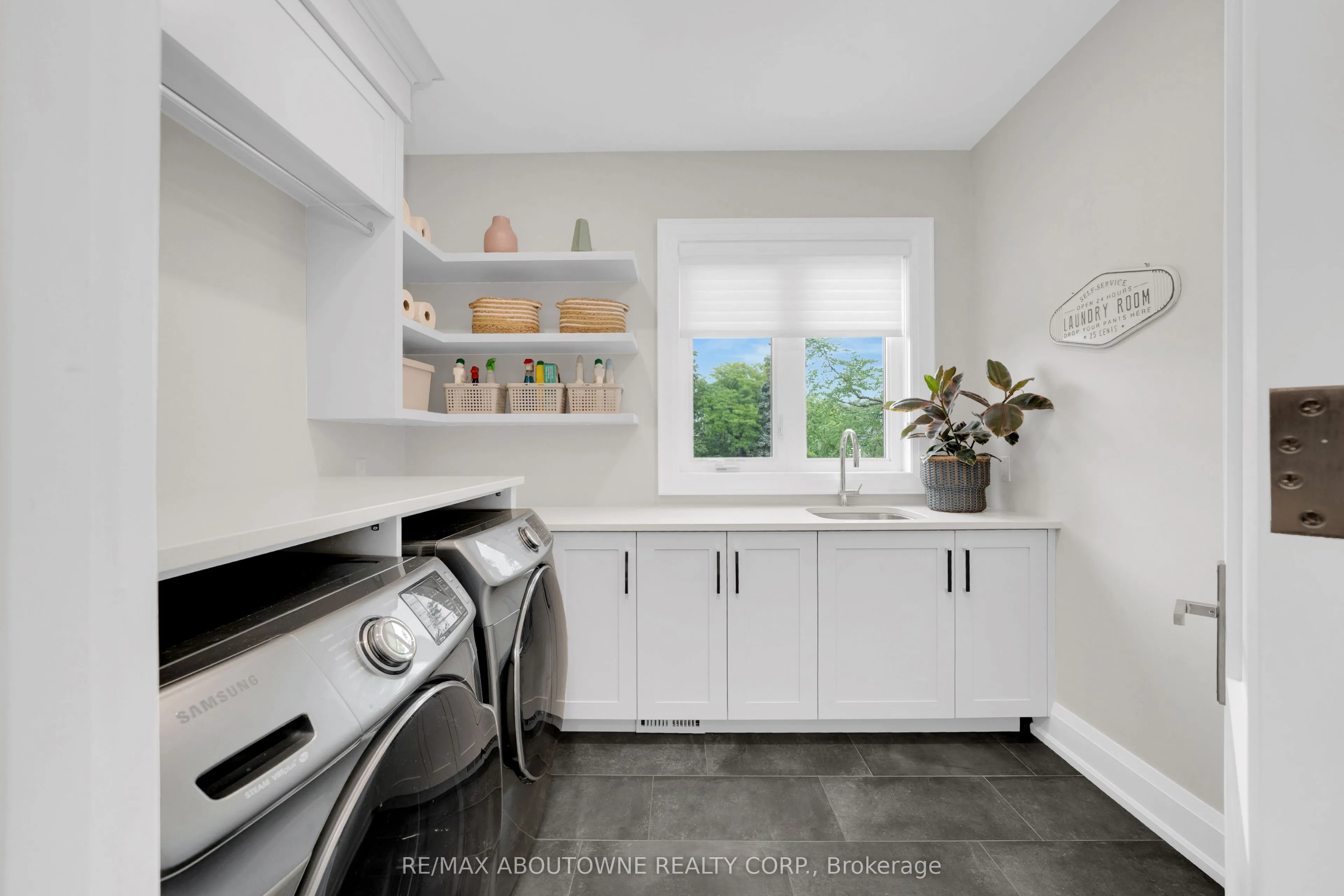 438 Southland Crescent