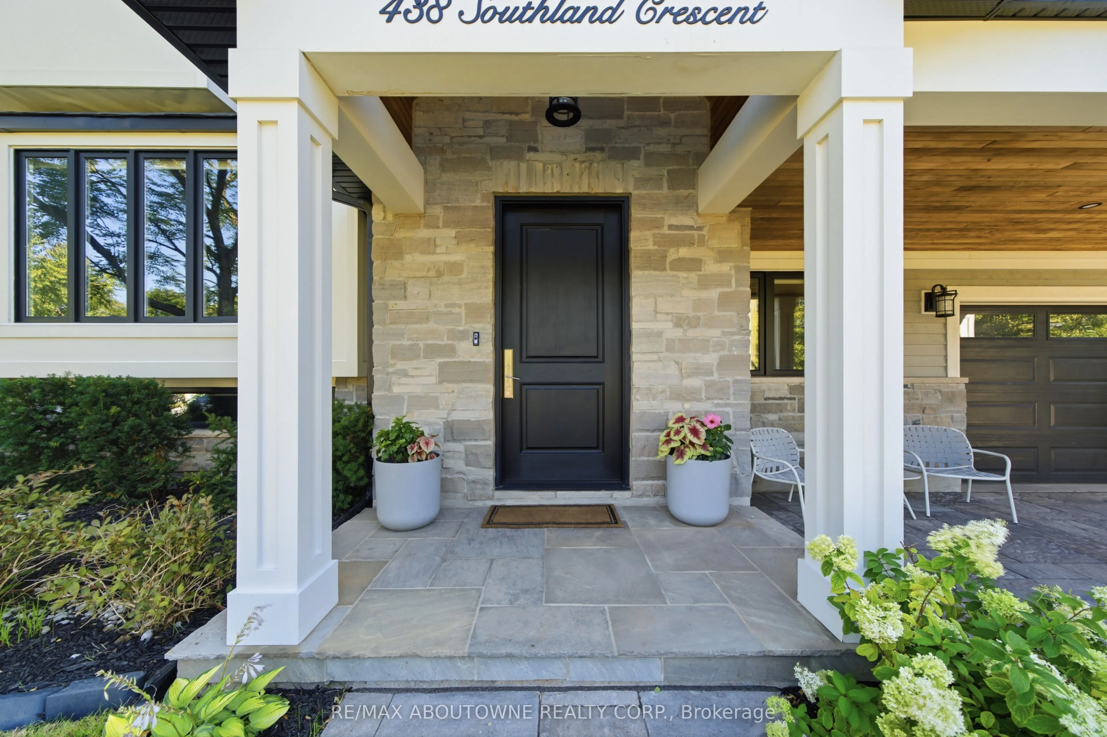 438 Southland Crescent