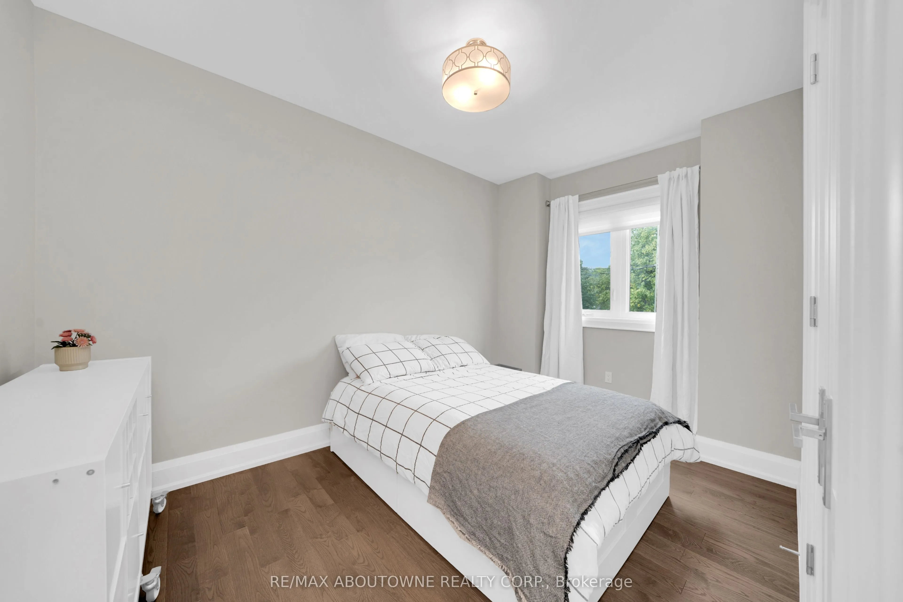 438 Southland Crescent