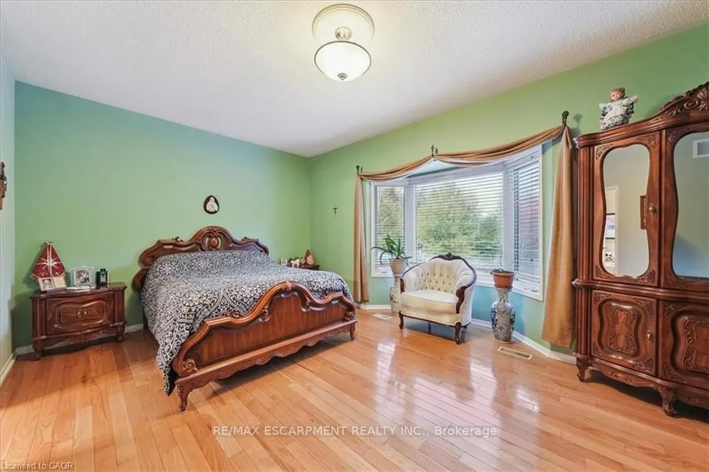 52 Mistycreek Crescent
