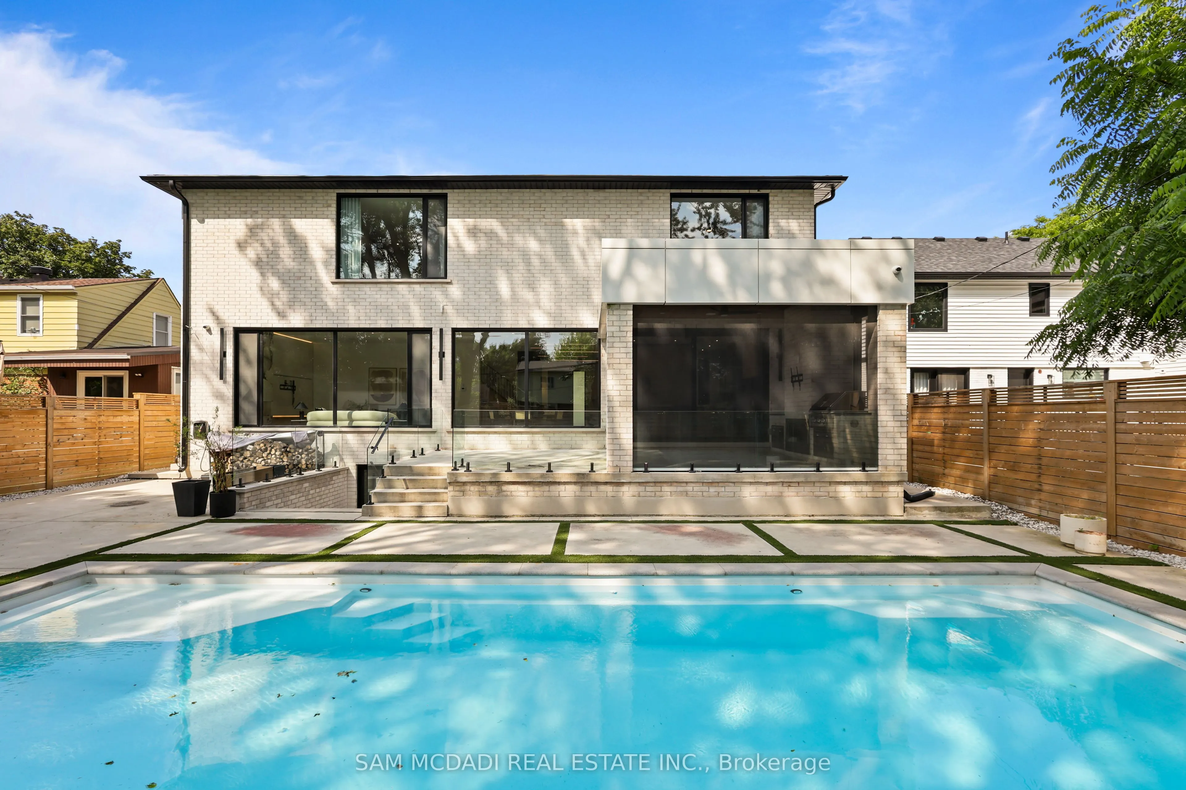 2186 Harcourt Crescent