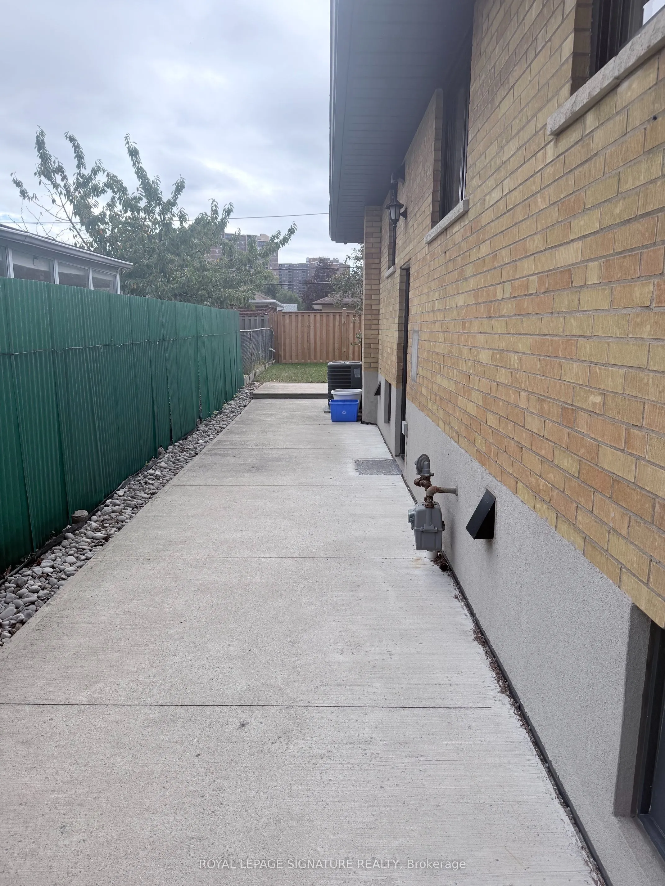 40 Summerfield Crescent #Lower