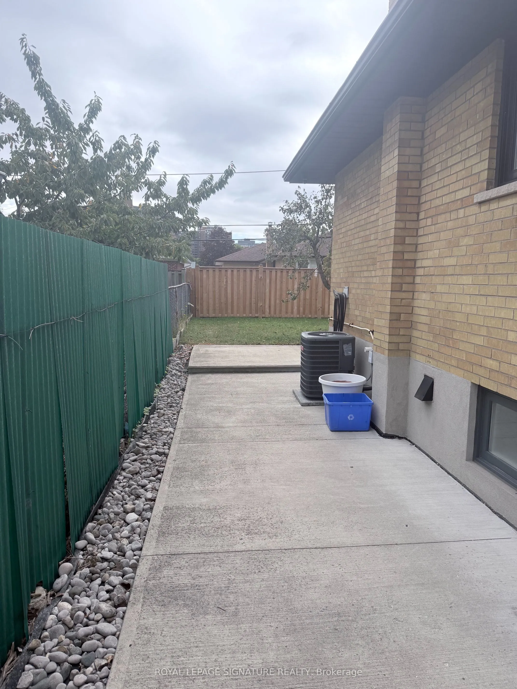 40 Summerfield Crescent #Lower