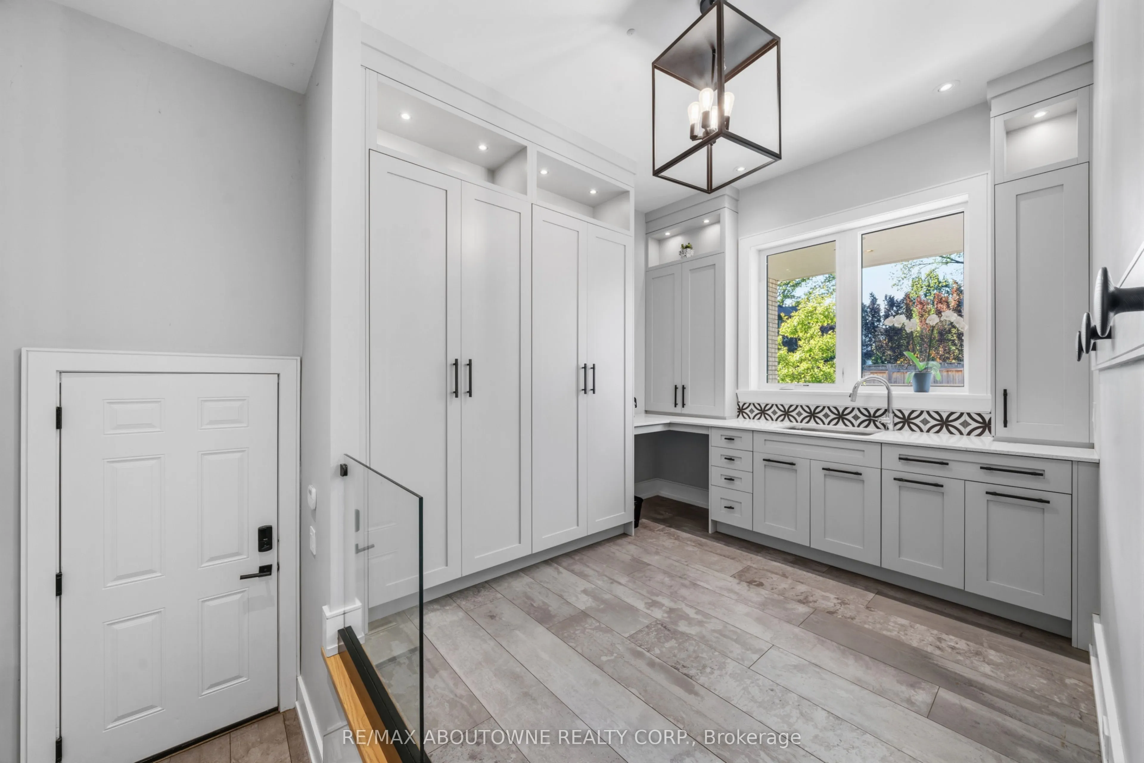 489 Lakeshore Road W