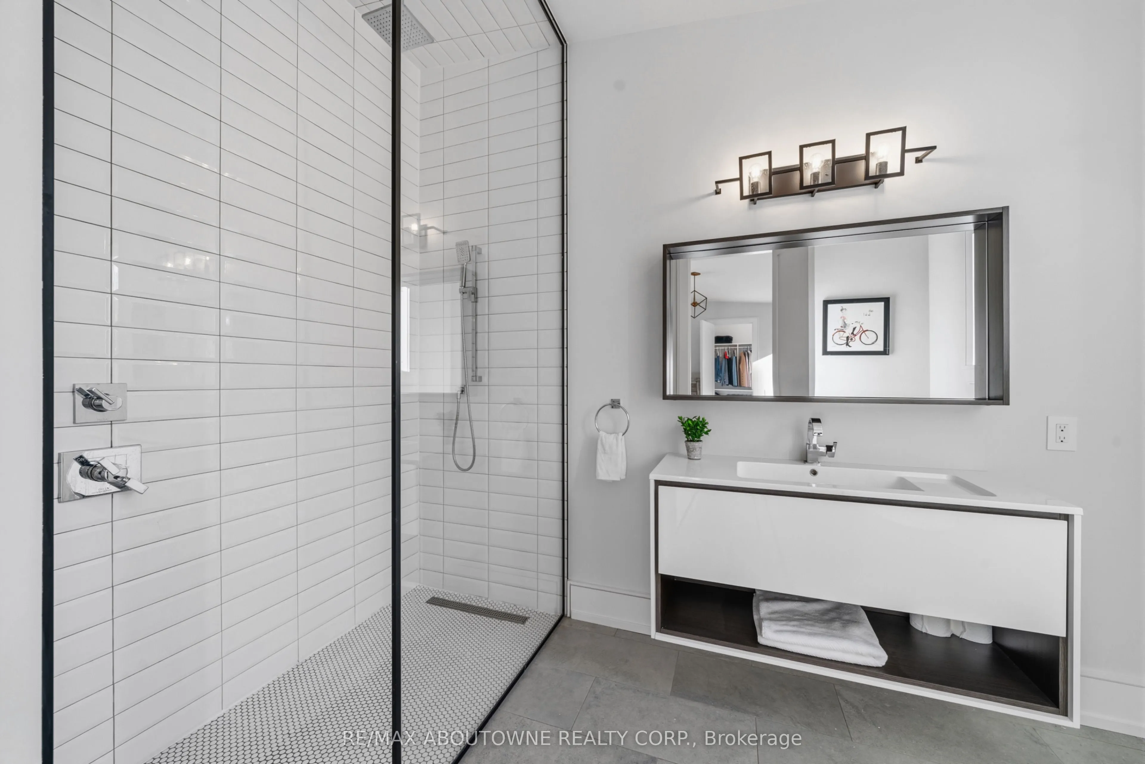 489 Lakeshore Road W