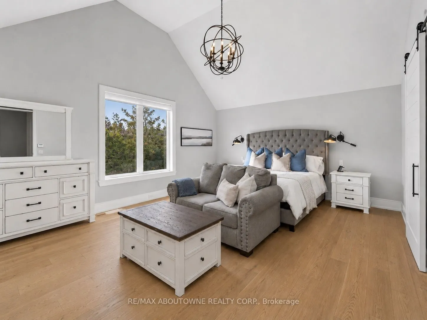 489 Lakeshore Road W