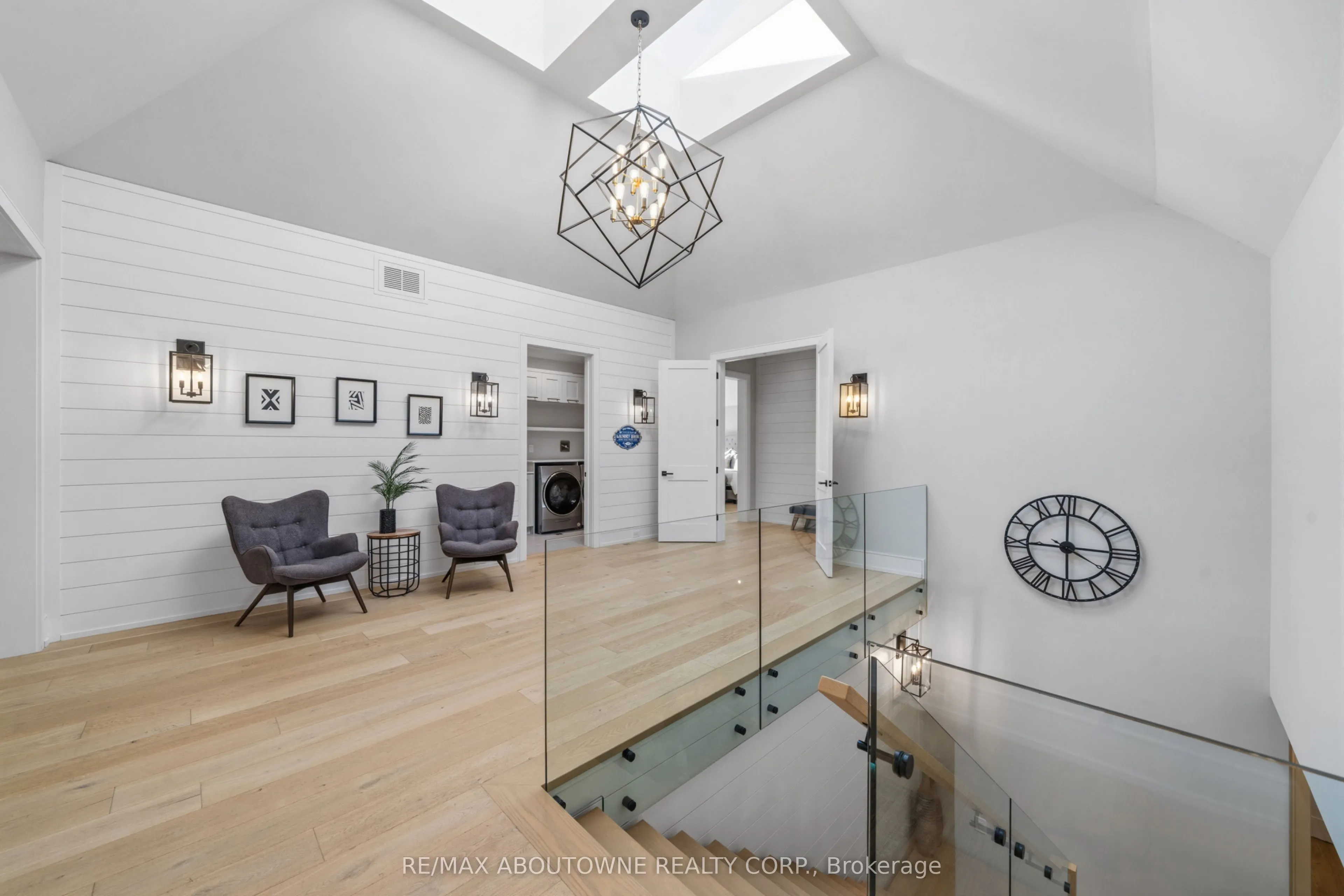 489 Lakeshore Road W
