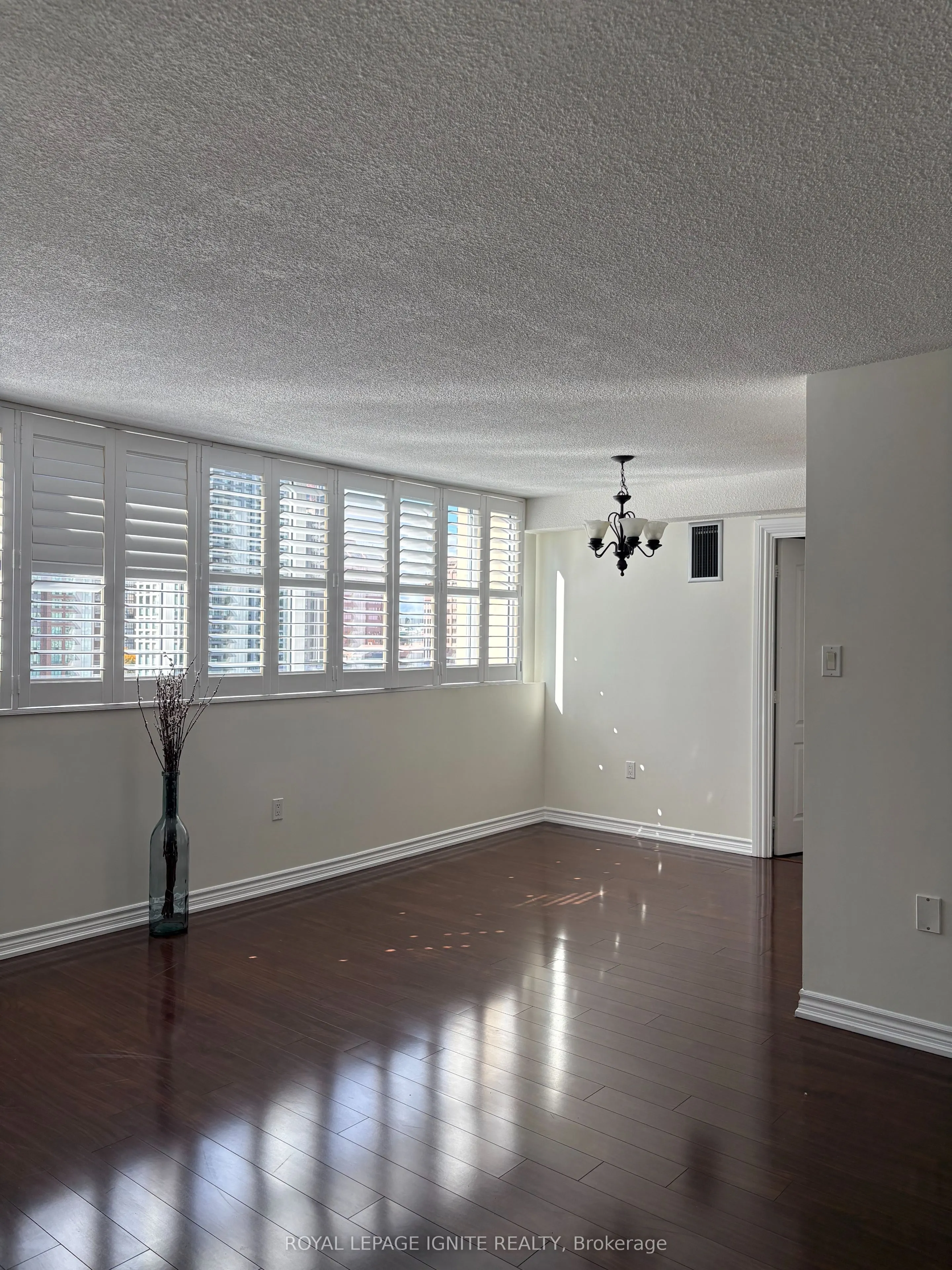 3590 Kaneff Crescent #1105