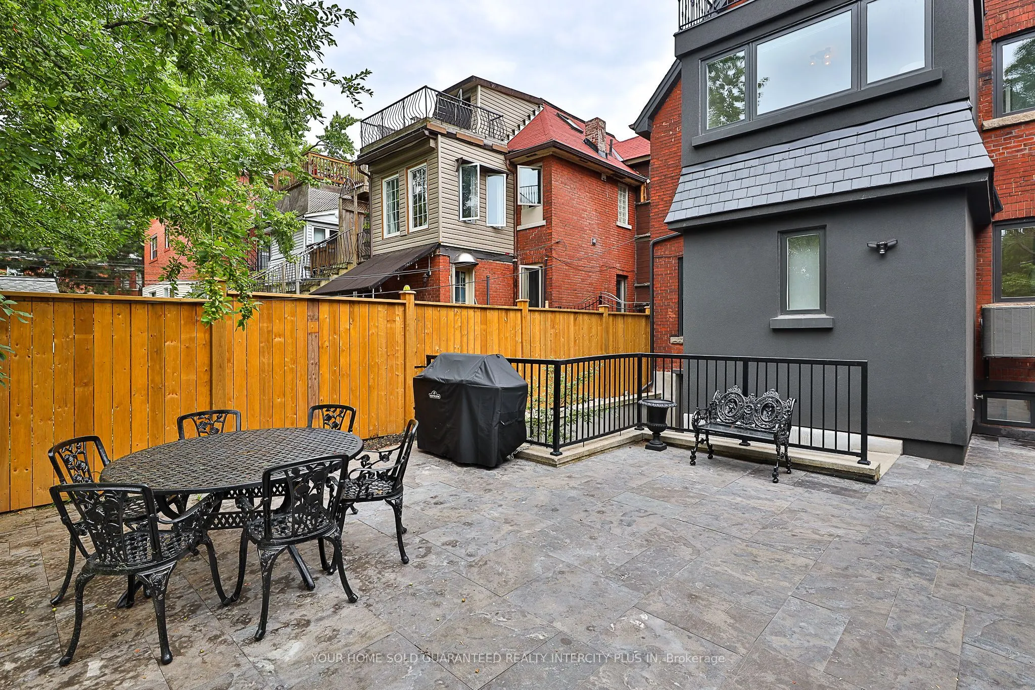 262 Roncesvalles Avenue