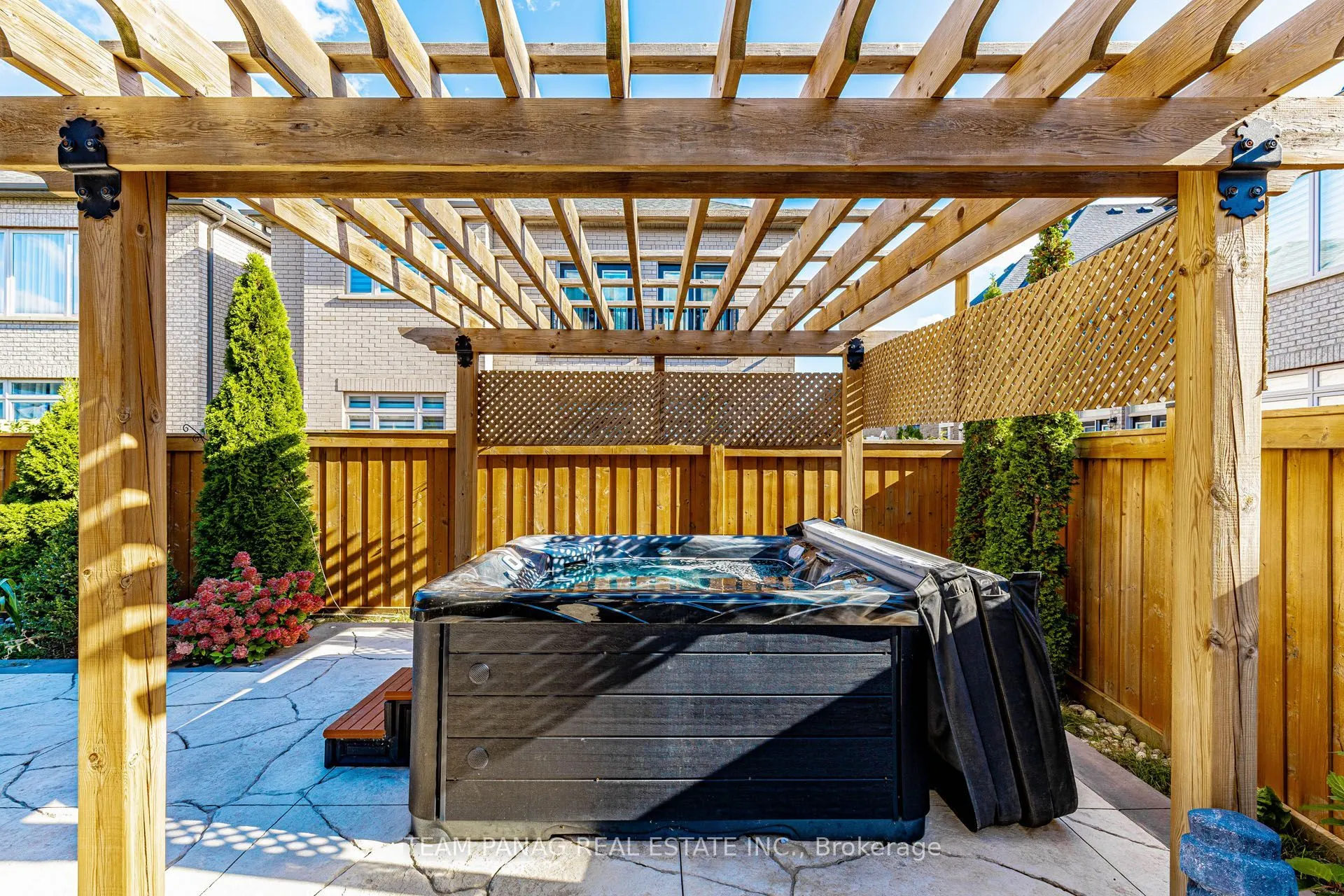 32 Viva Gardens