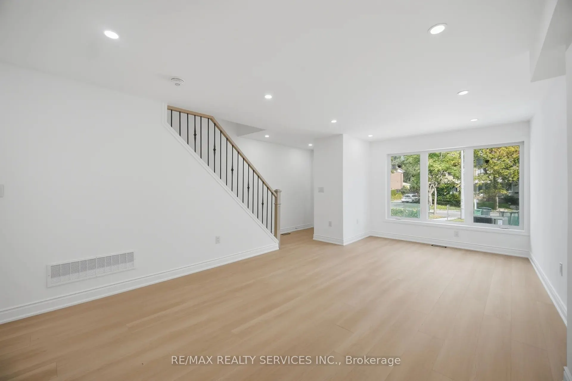 92 Corby Crescent