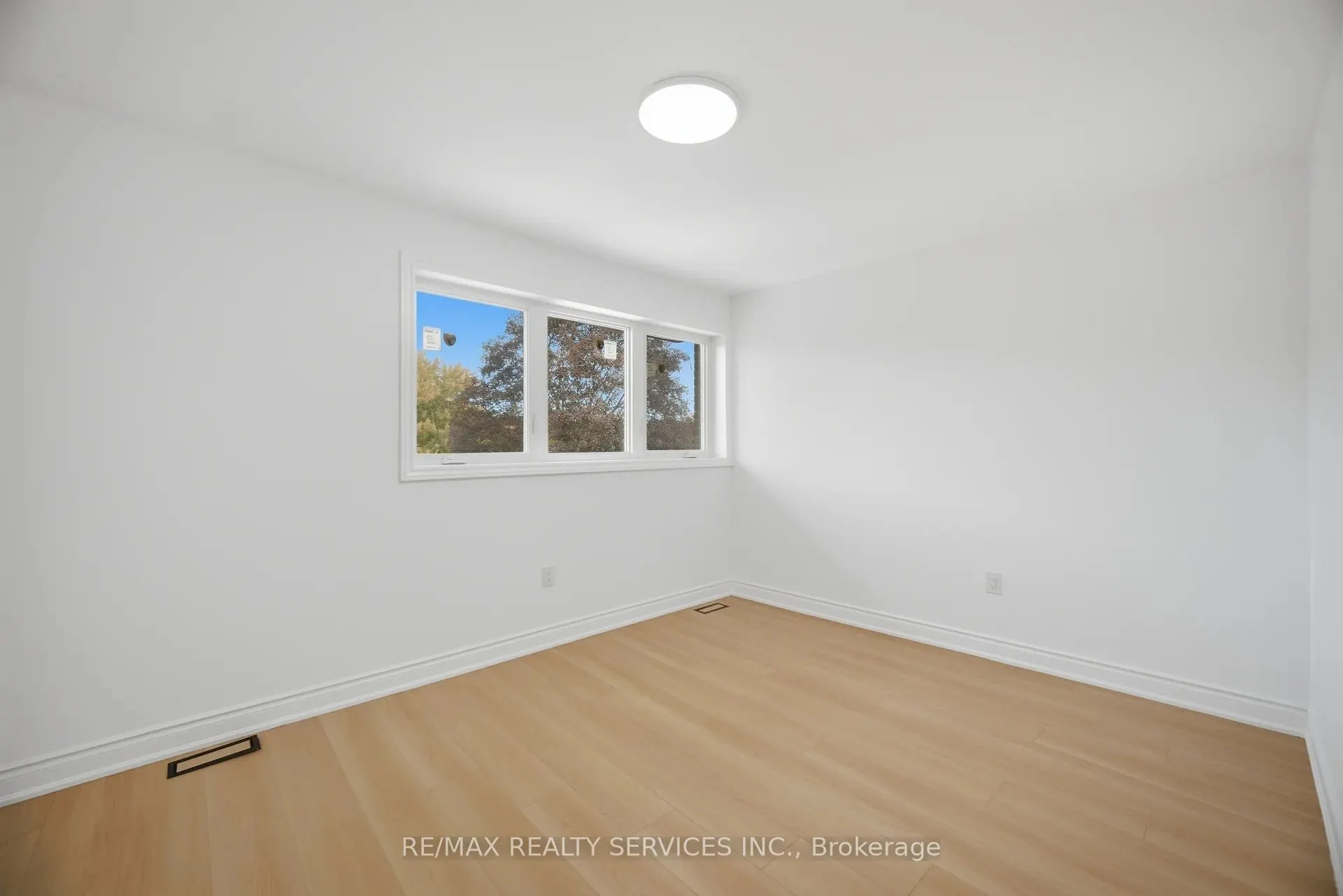 92 Corby Crescent