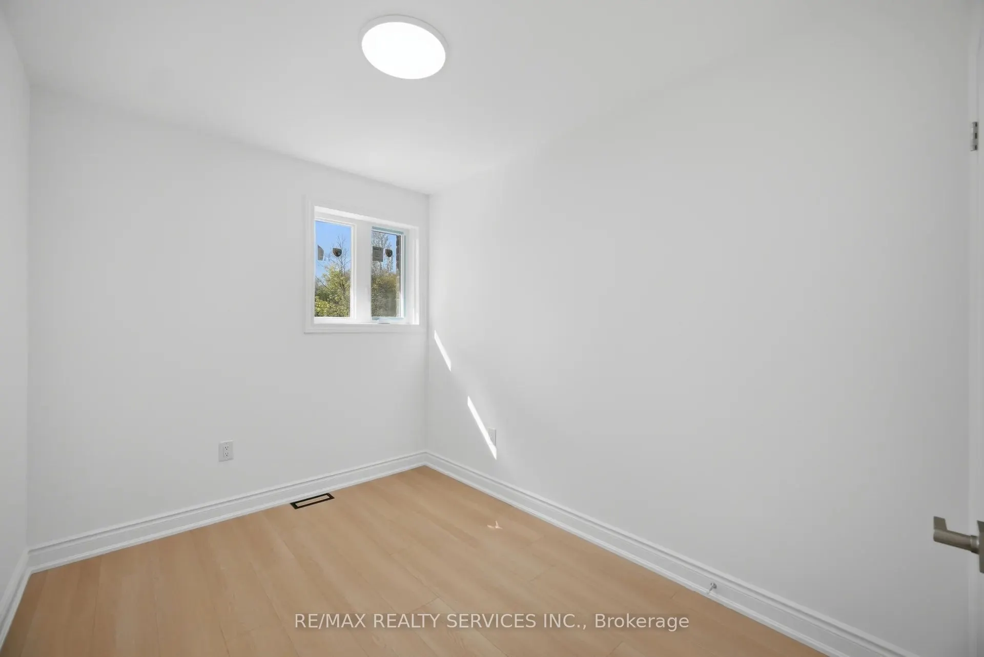 92 Corby Crescent