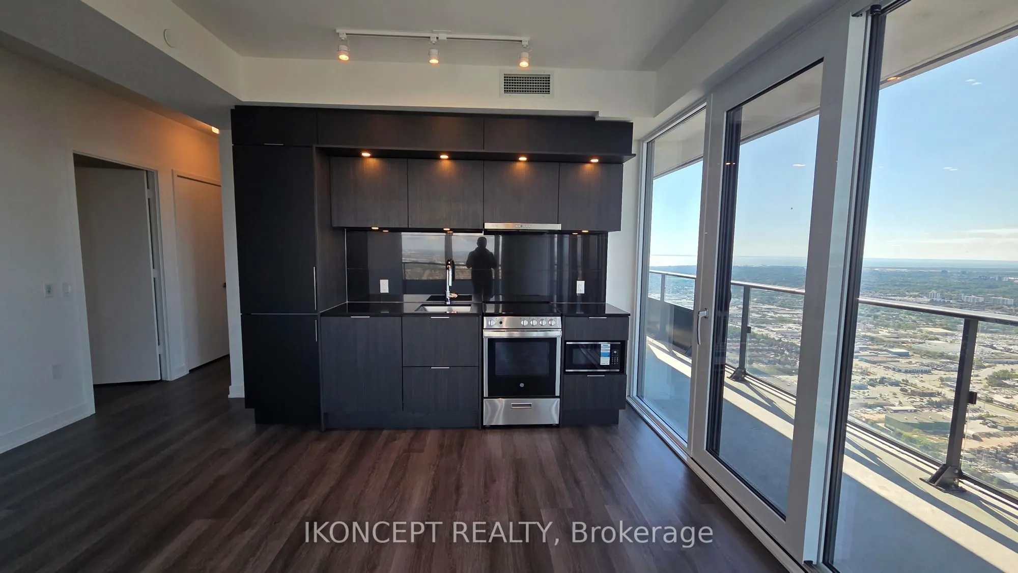 448 Burnhamthorpe Road #6302