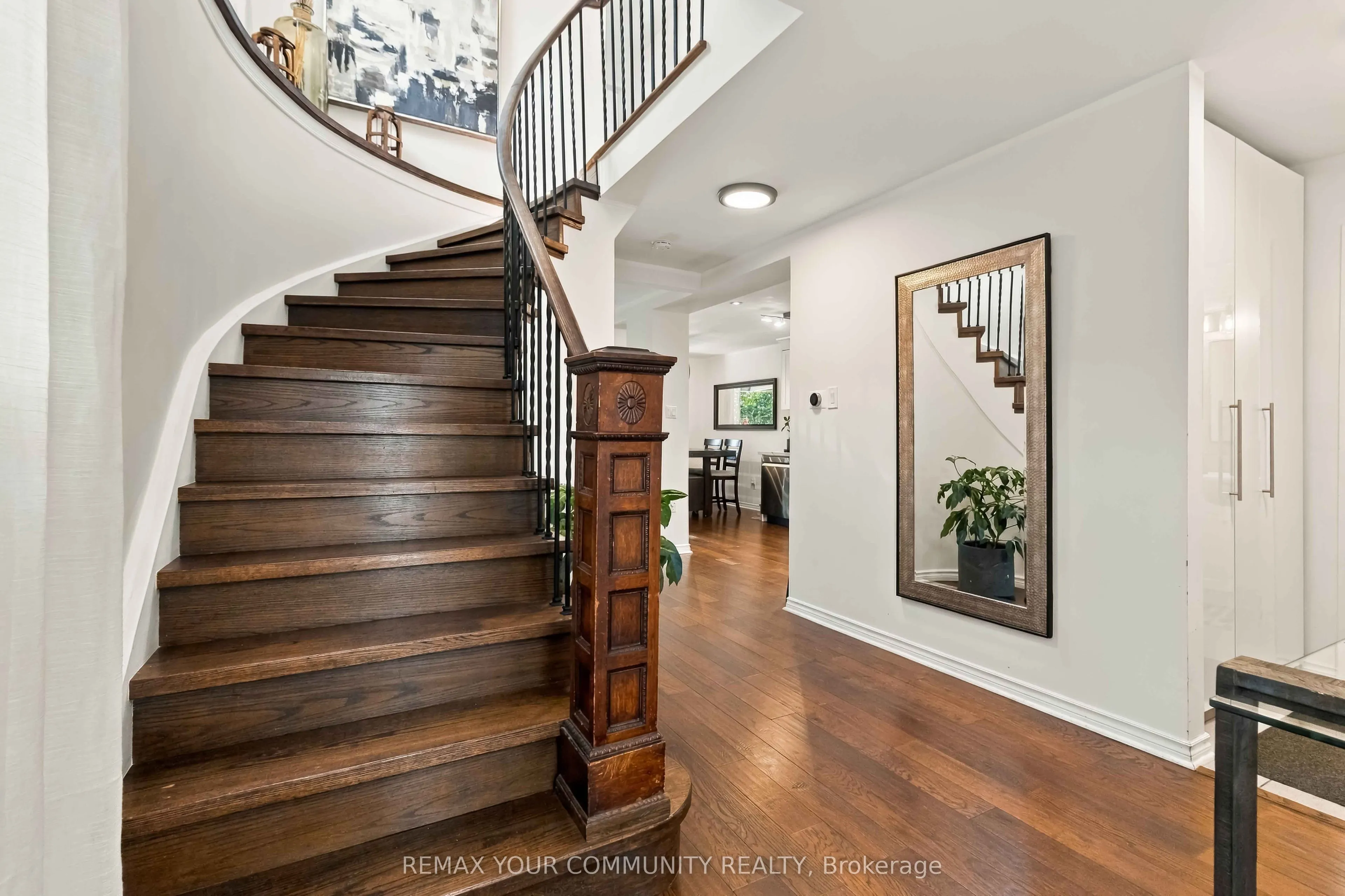 7013 Hickling Crescent