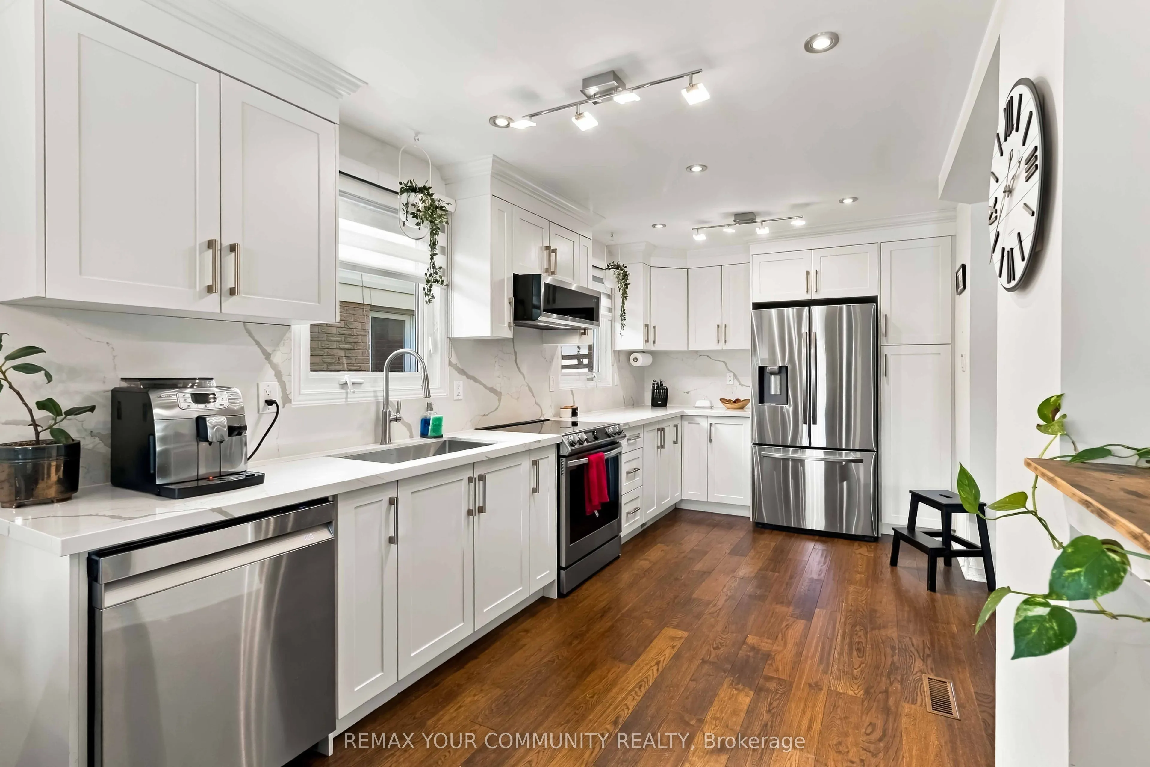 7013 Hickling Crescent