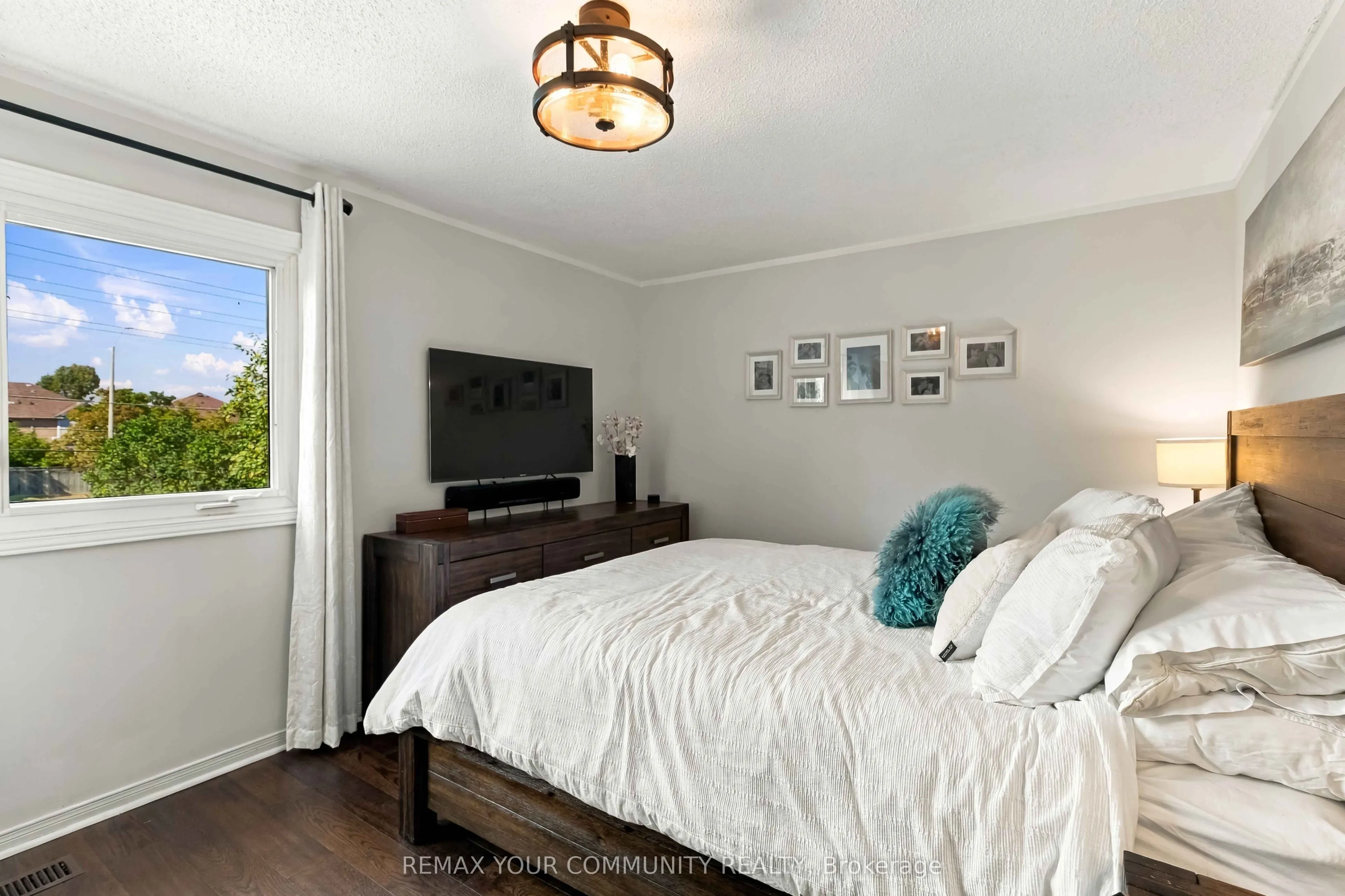 7013 Hickling Crescent