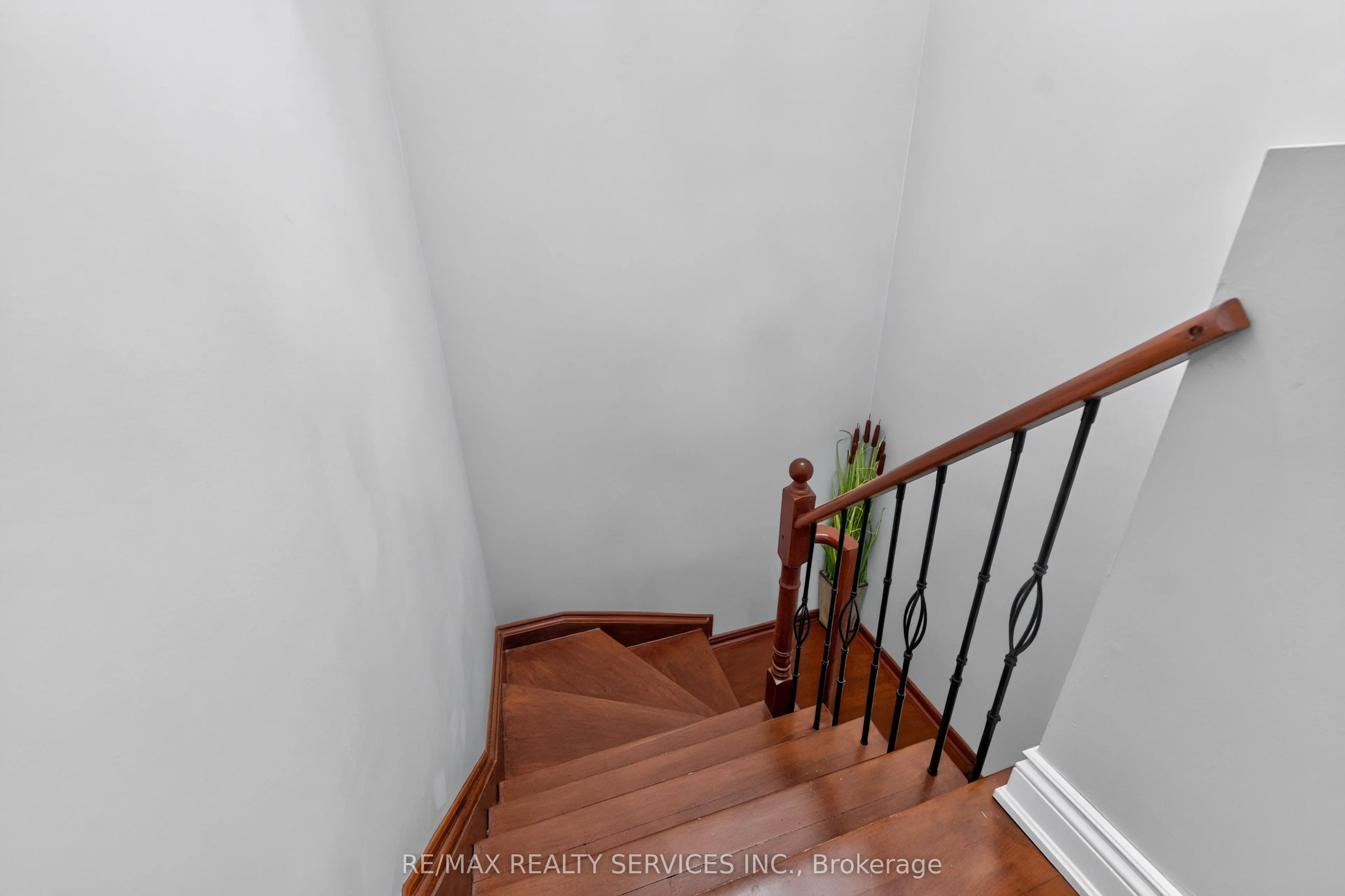 47 Twisted Oak Street