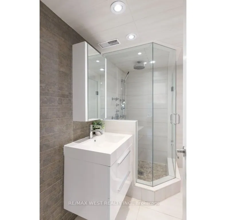 4653 Dundas Street W