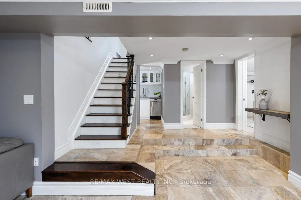 4653 Dundas Street W