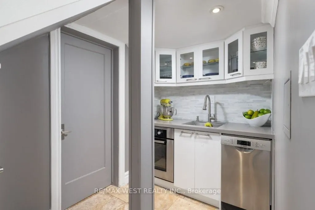 4653 Dundas Street W