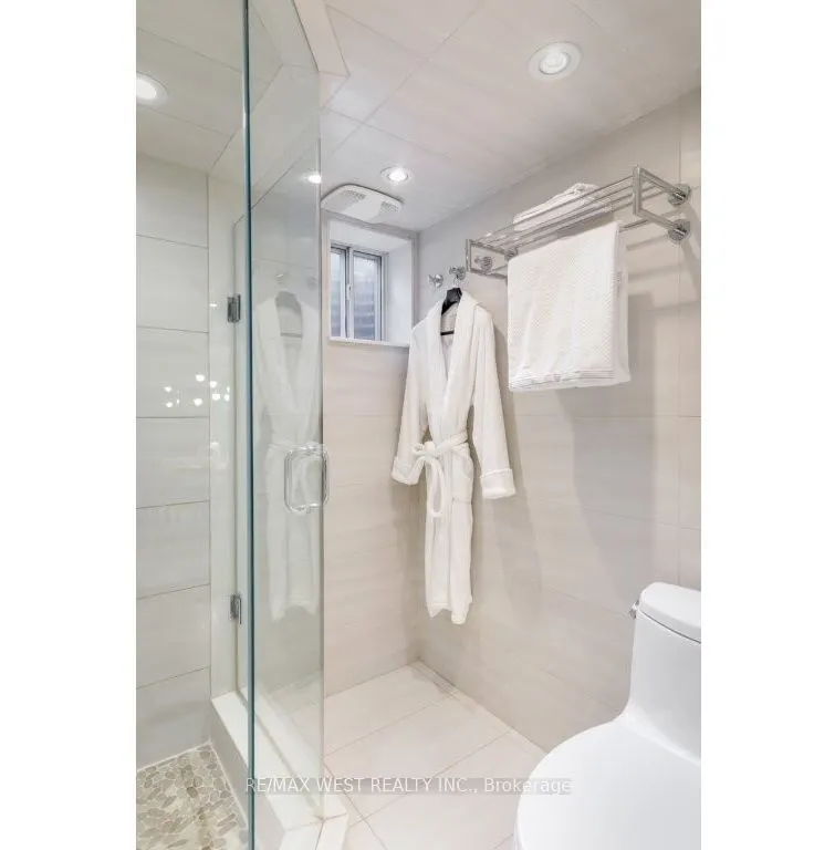 4653 Dundas Street W