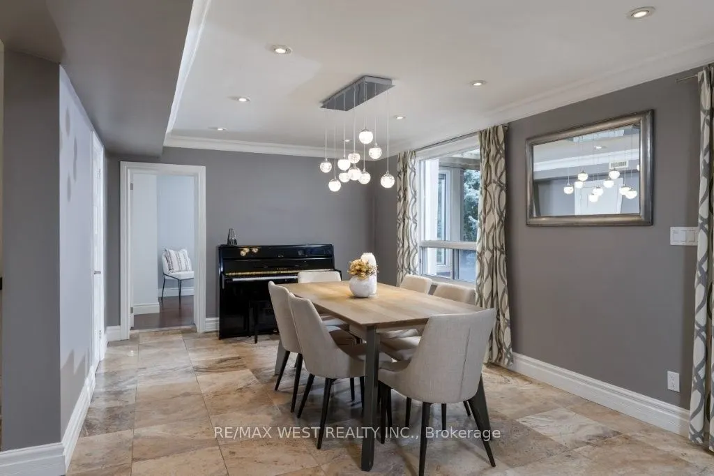 4653 Dundas Street W