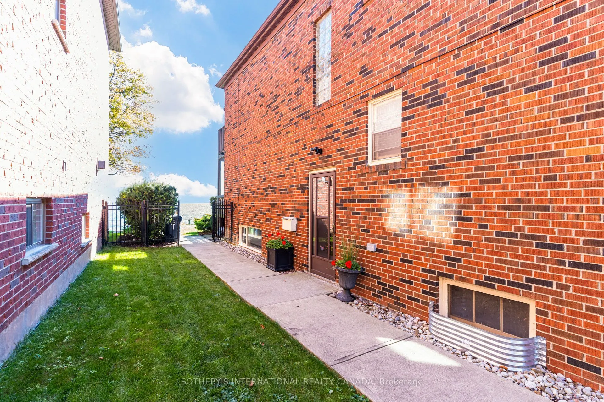 407 Lake Promenade