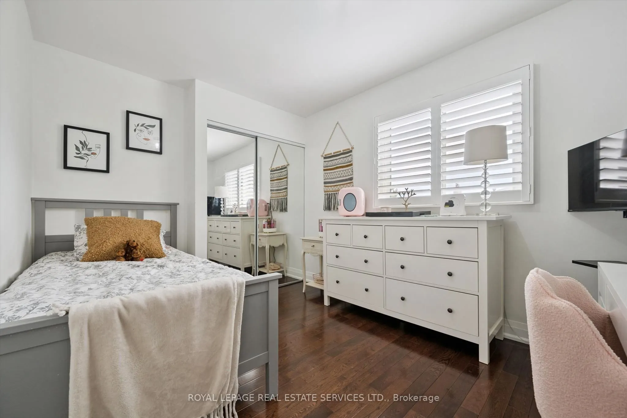 360 River Oaks Boulevard W
