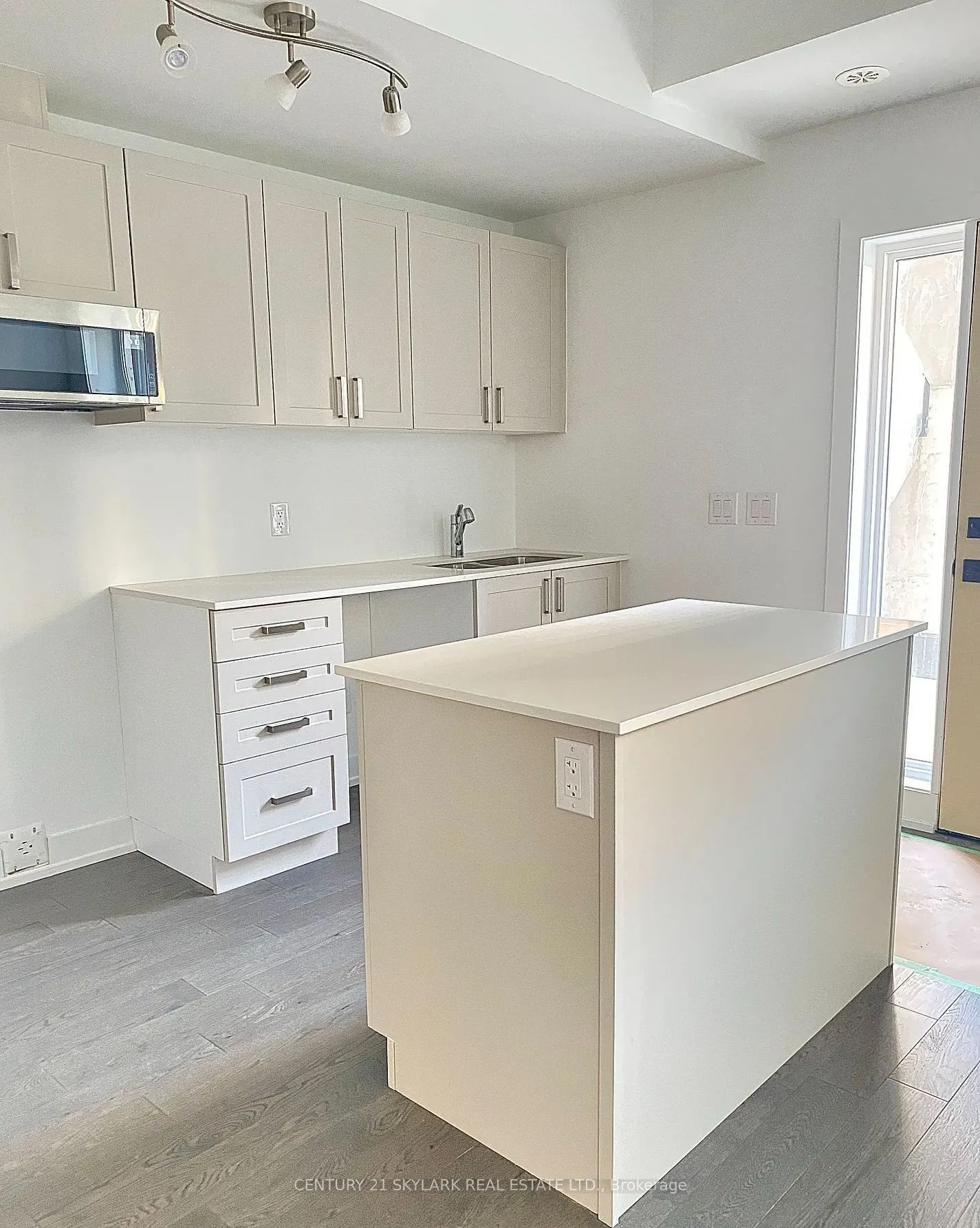 1070 Douglas McCurdy Common #124