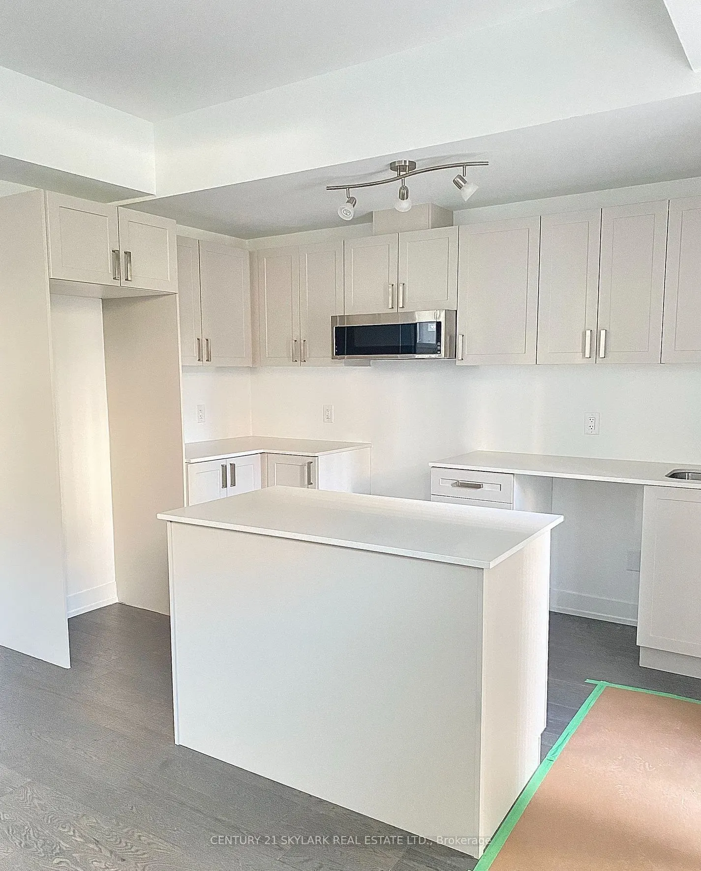 1070 Douglas McCurdy Common #124