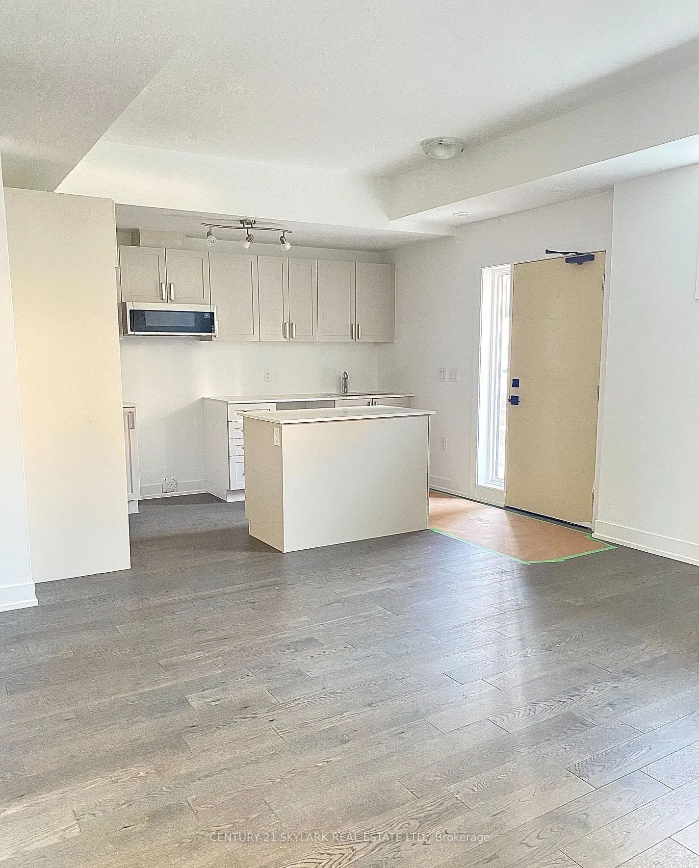1070 Douglas McCurdy Common #124