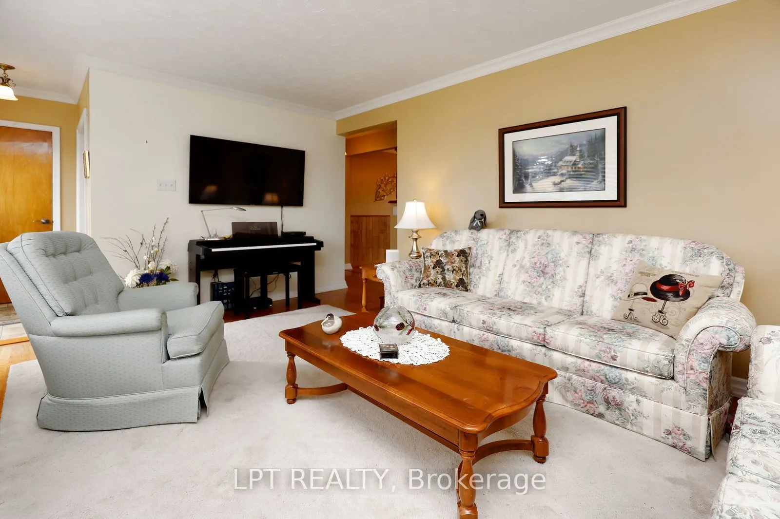 37 McGilvray Crescent W