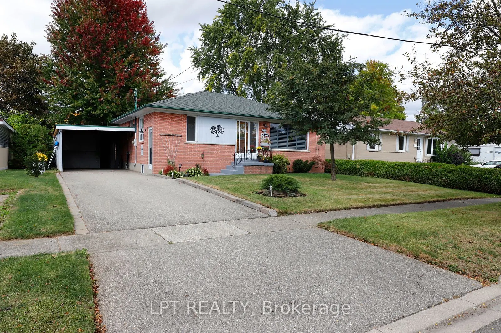 37 McGilvray Crescent W