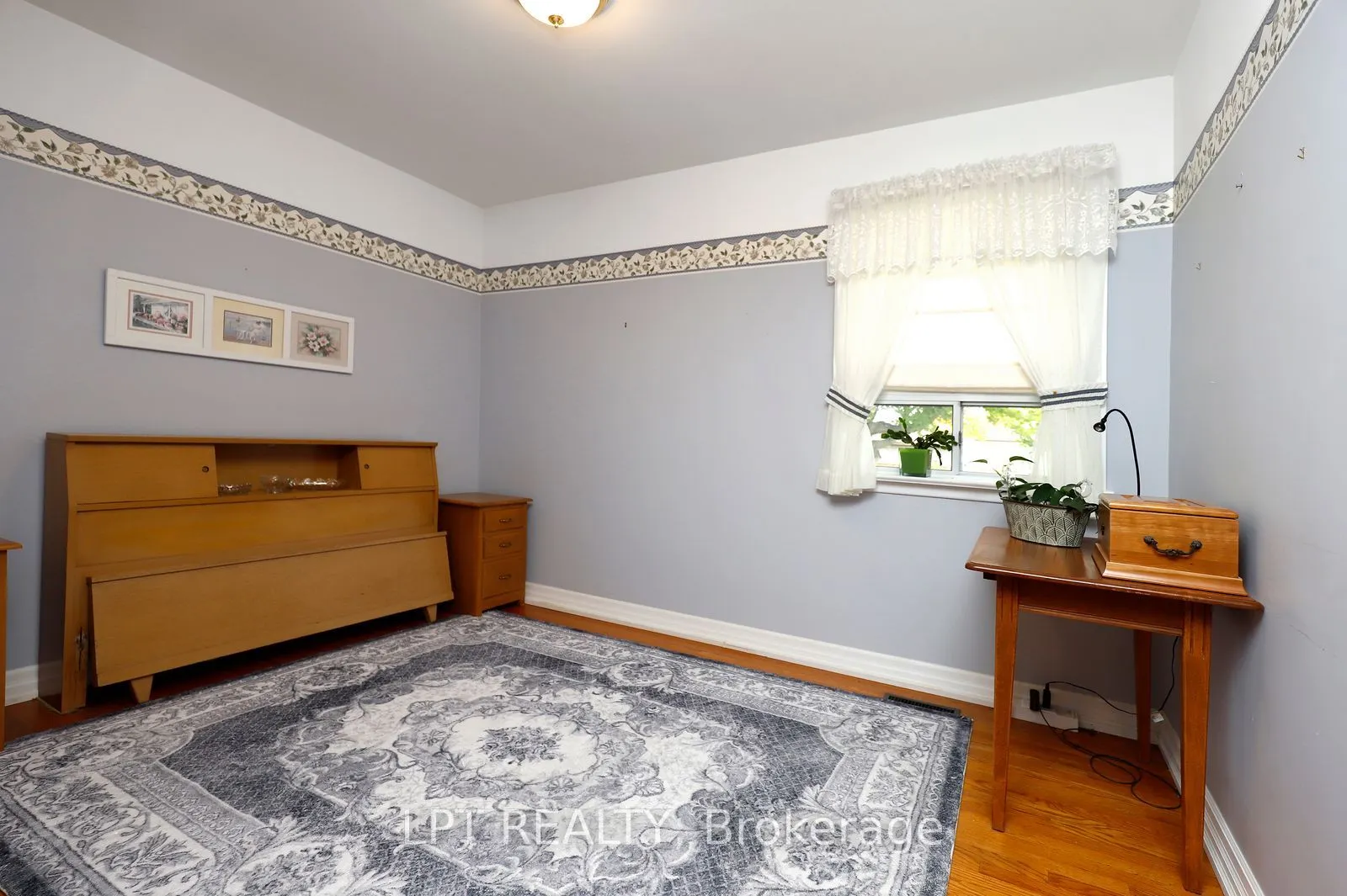 37 McGilvray Crescent W