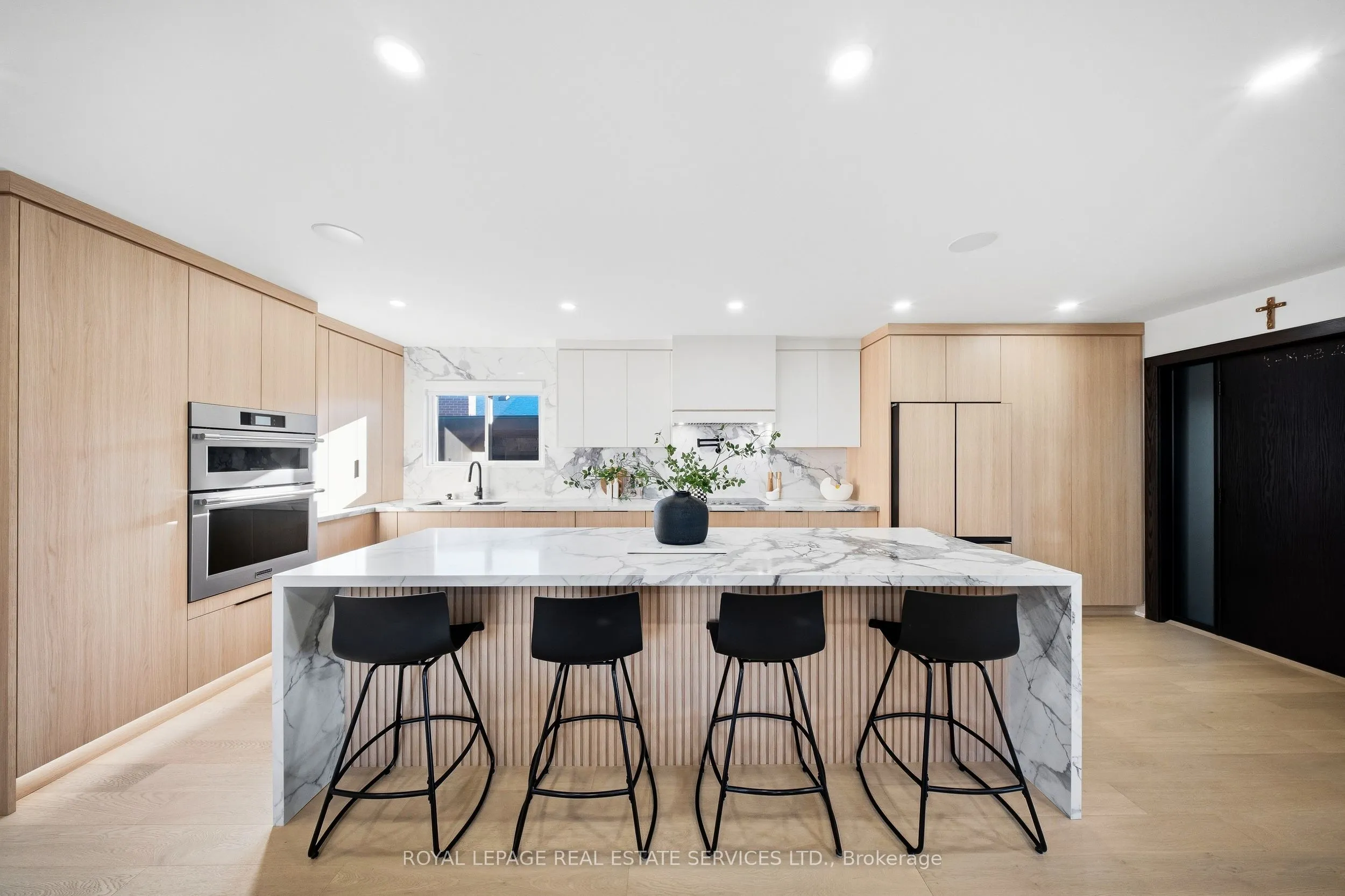 655 Netherton Crescent