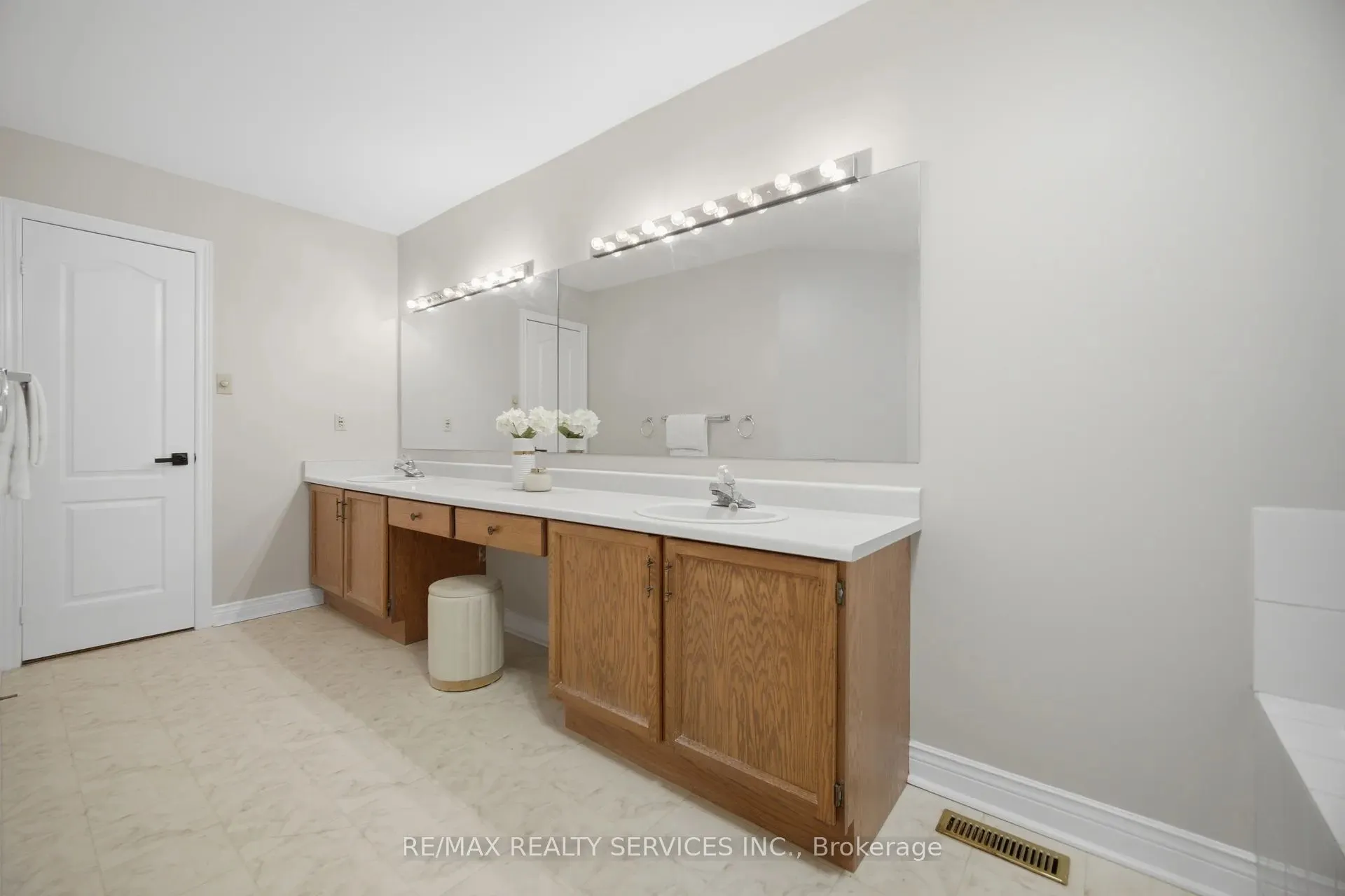 4 Leeward Drive
